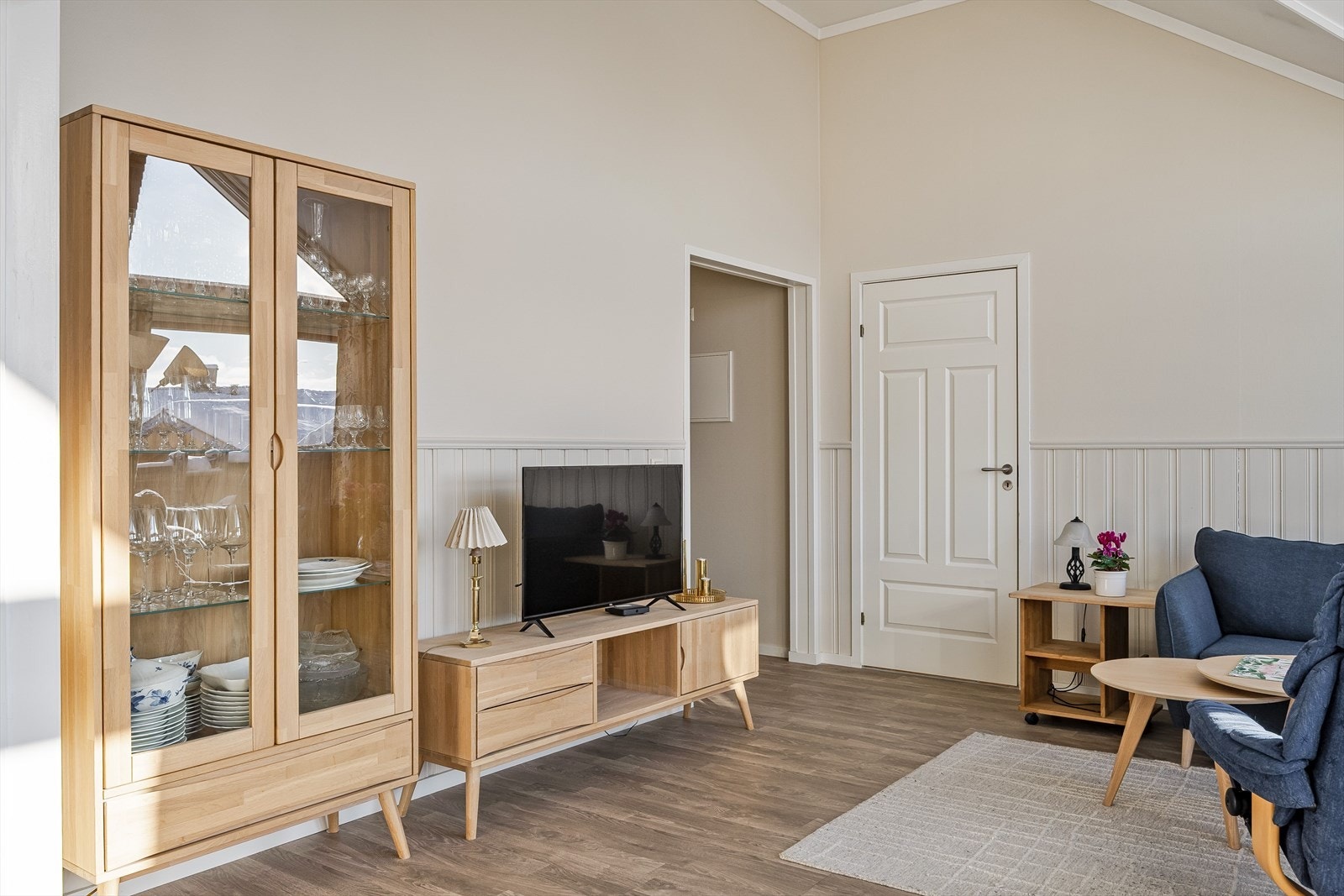 I stuen er det god plass til stor sofagruppe med salongbord og mediemøblement med tv. Galleribilde