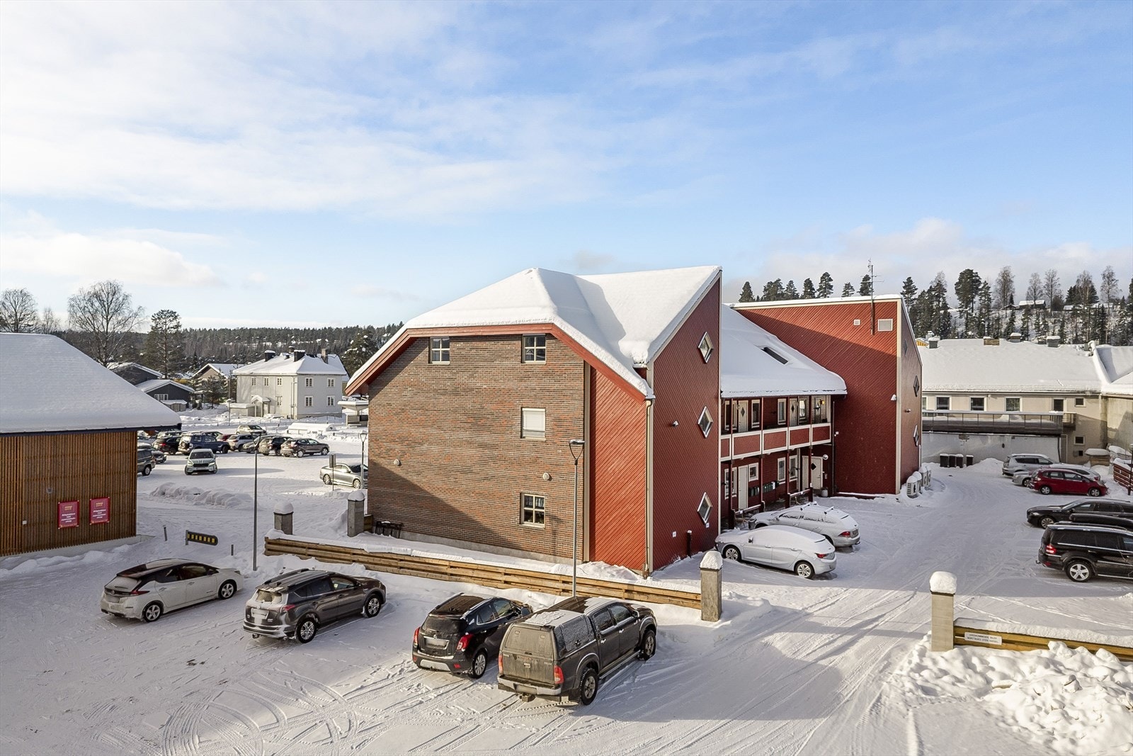 Her bor du med gangavstand til dagligvarebutikker, butikker, kaféer, parker, torget, kommunehuset, kirken, servicetilbud og til barneskole og barnehage. Fra leiligheten er det kun ca. 500 meter til Universitetet i Innlandet, studiested Rena. Galleribilde