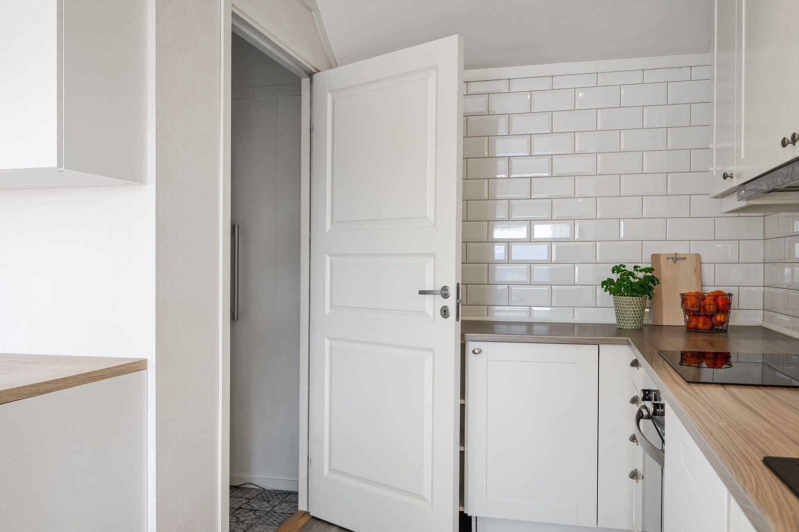 Fra kjøkkenet er det også adkomst til en praktisk matbod. Galleribilde