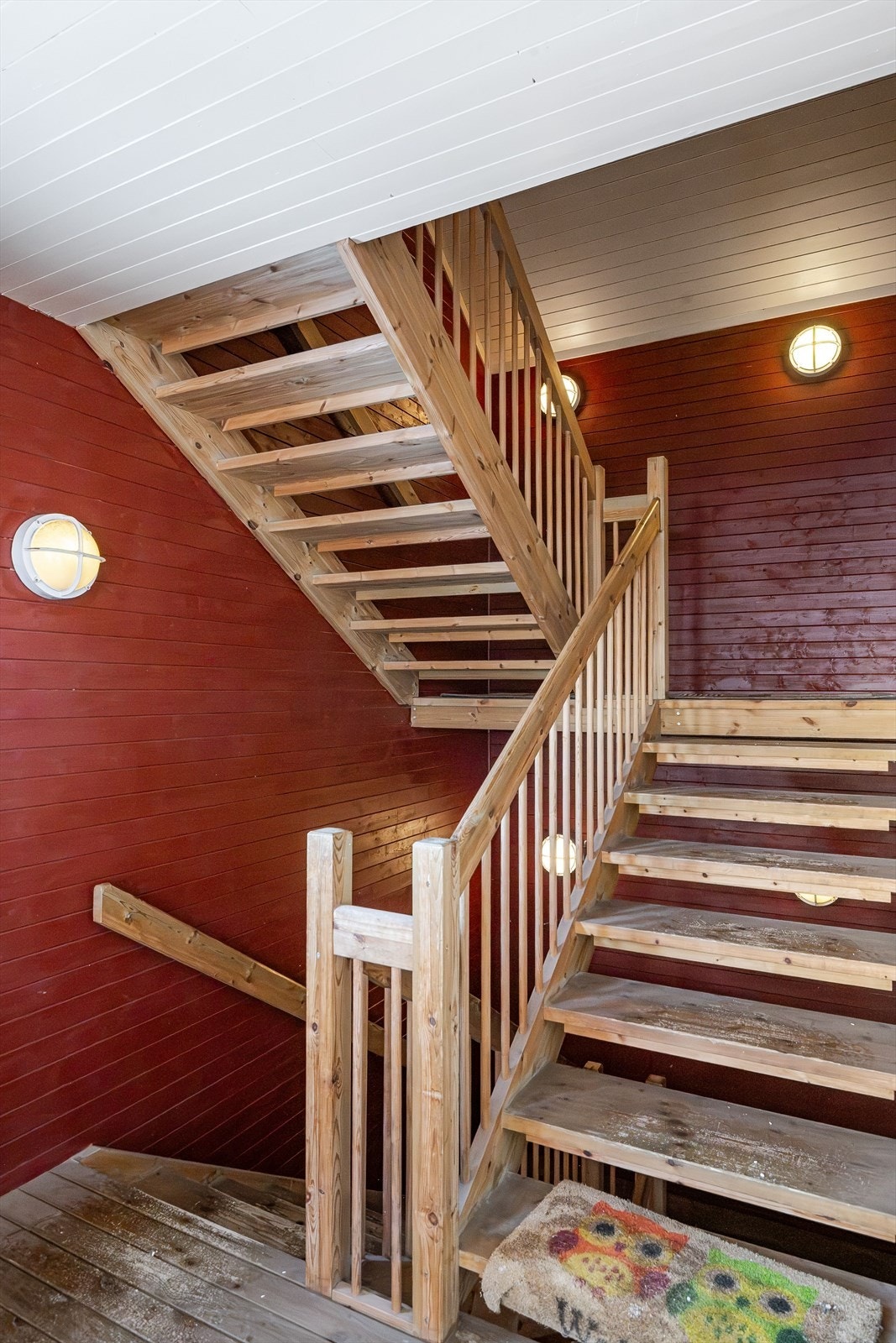 Du tar deg opp til leiligheten i byggets 3. etasje via felles trapperom. Galleribilde