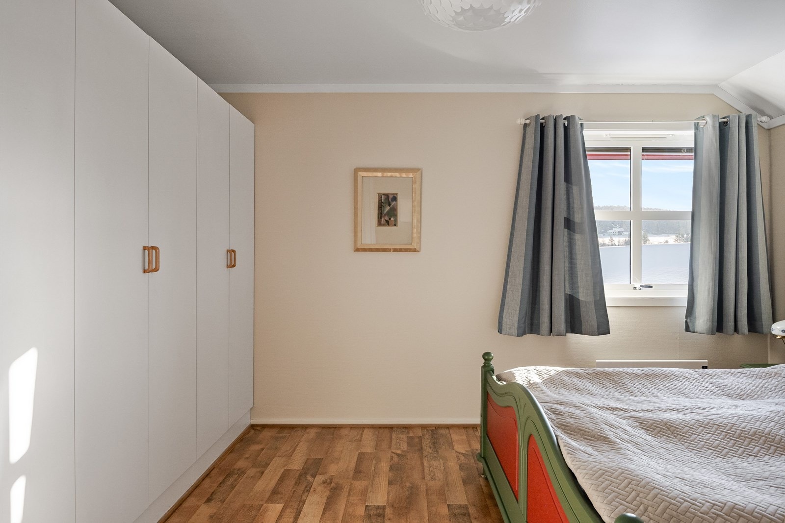 Fra stuen er det adkomst til det største soverommet. Galleribilde