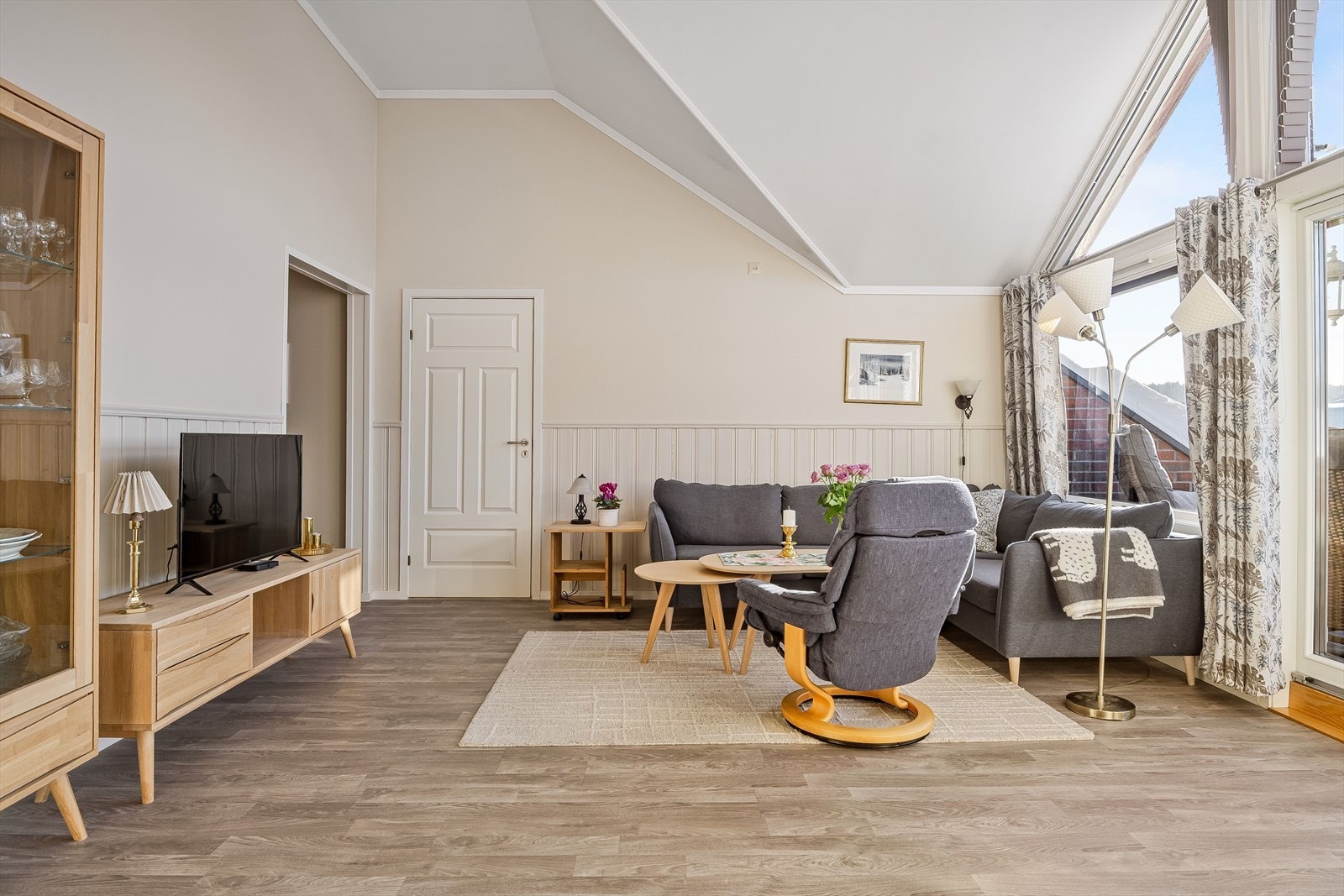 Stuen har store vinduer og ekstra god takhøyde som gir en luftig romfølelse. Galleribilde