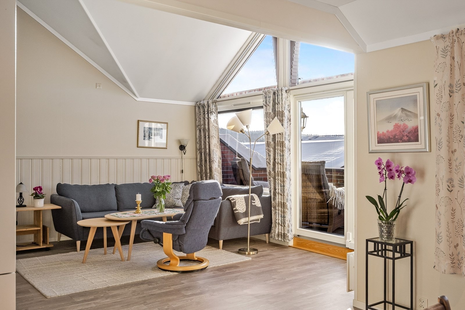 Leiligheten ligger på enden i byggets toppetasje (3. etasje), og har en god planløsning. Galleribilde