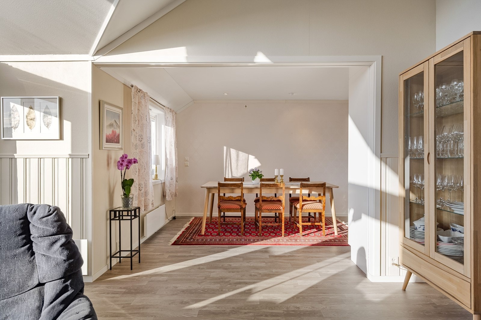 Stuen har pen laminat på gulv og lysmalte overflater. Galleribilde