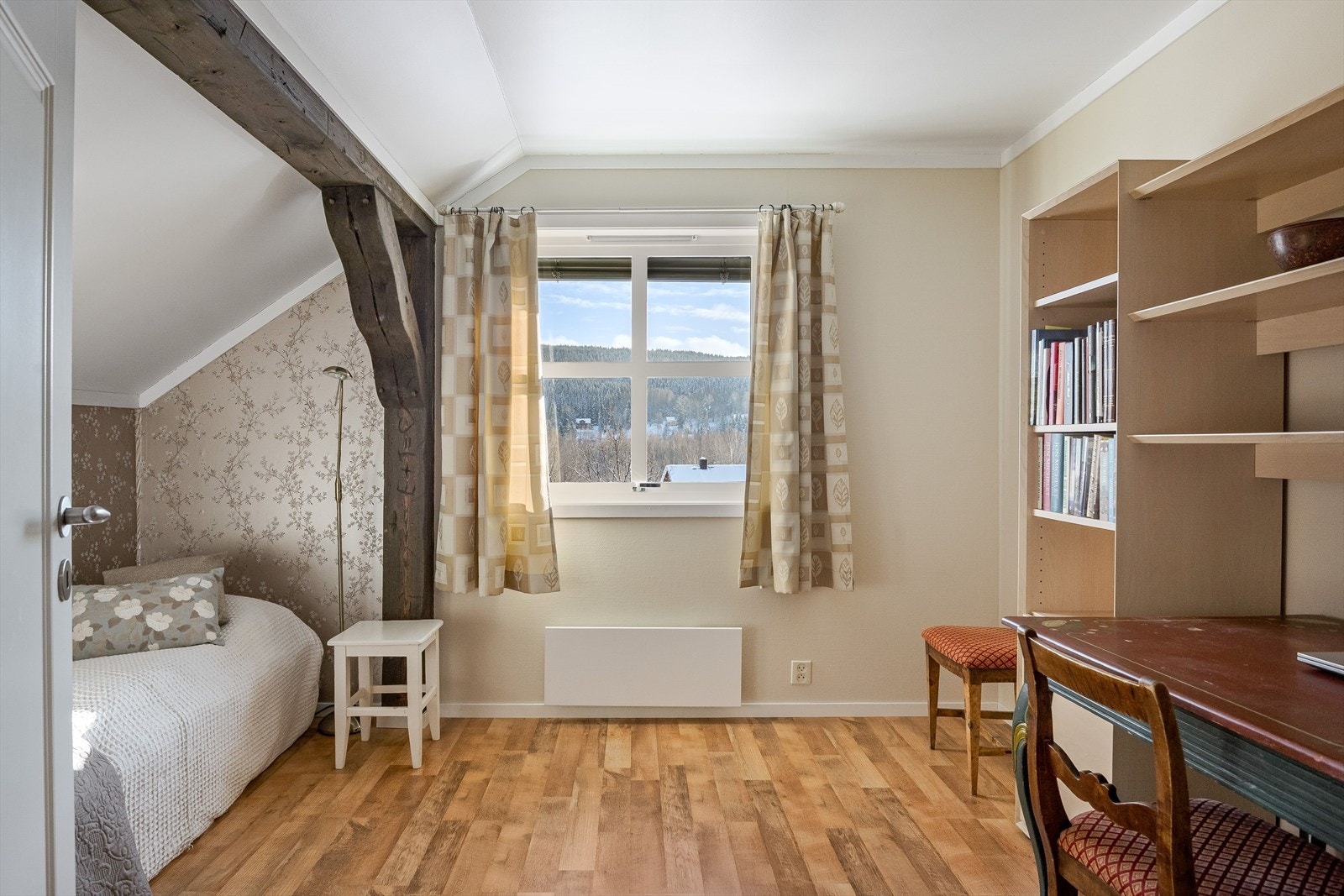 Soverom 2 er lyst og hyggelig rom som passer perfekt som barnerom, gjesterom eller kontor. Galleribilde