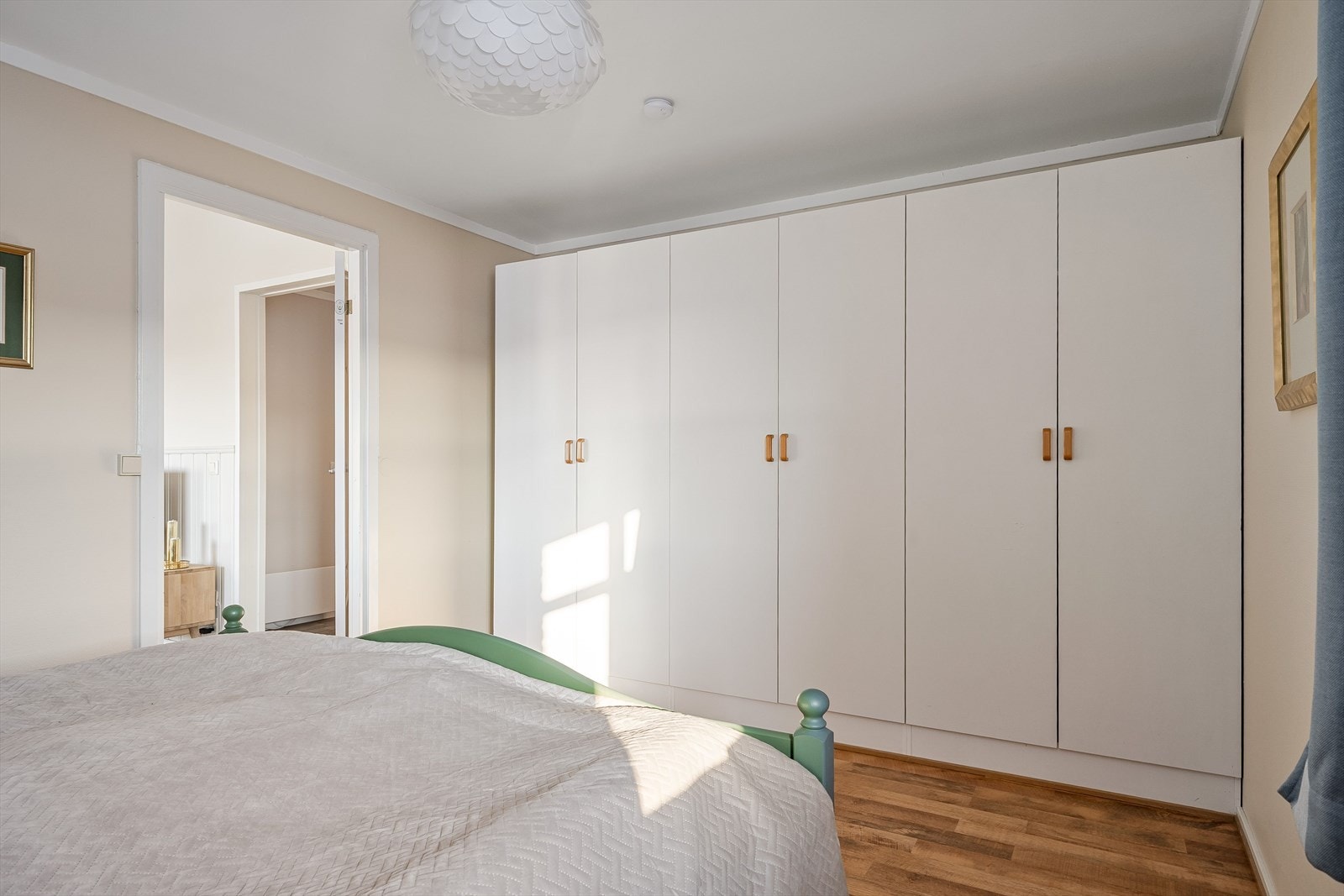 Rikelig med oppbevaringsplass i flere garderobeskap som medfølger i handelen. Galleribilde