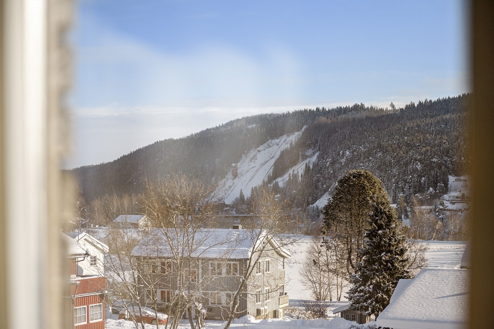 Her bor du høyt og fritt i toppetasjen med gode lys-, sol- og utsiktsforhold! Galleribilde