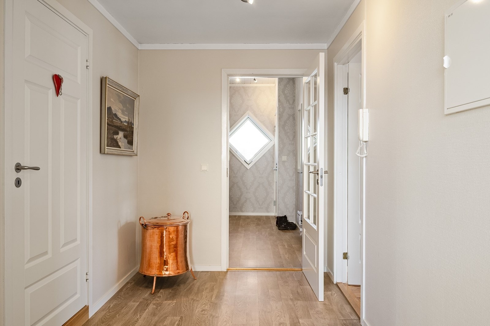 Gang med adkomst til soverom 2 og baderommet. Galleribilde