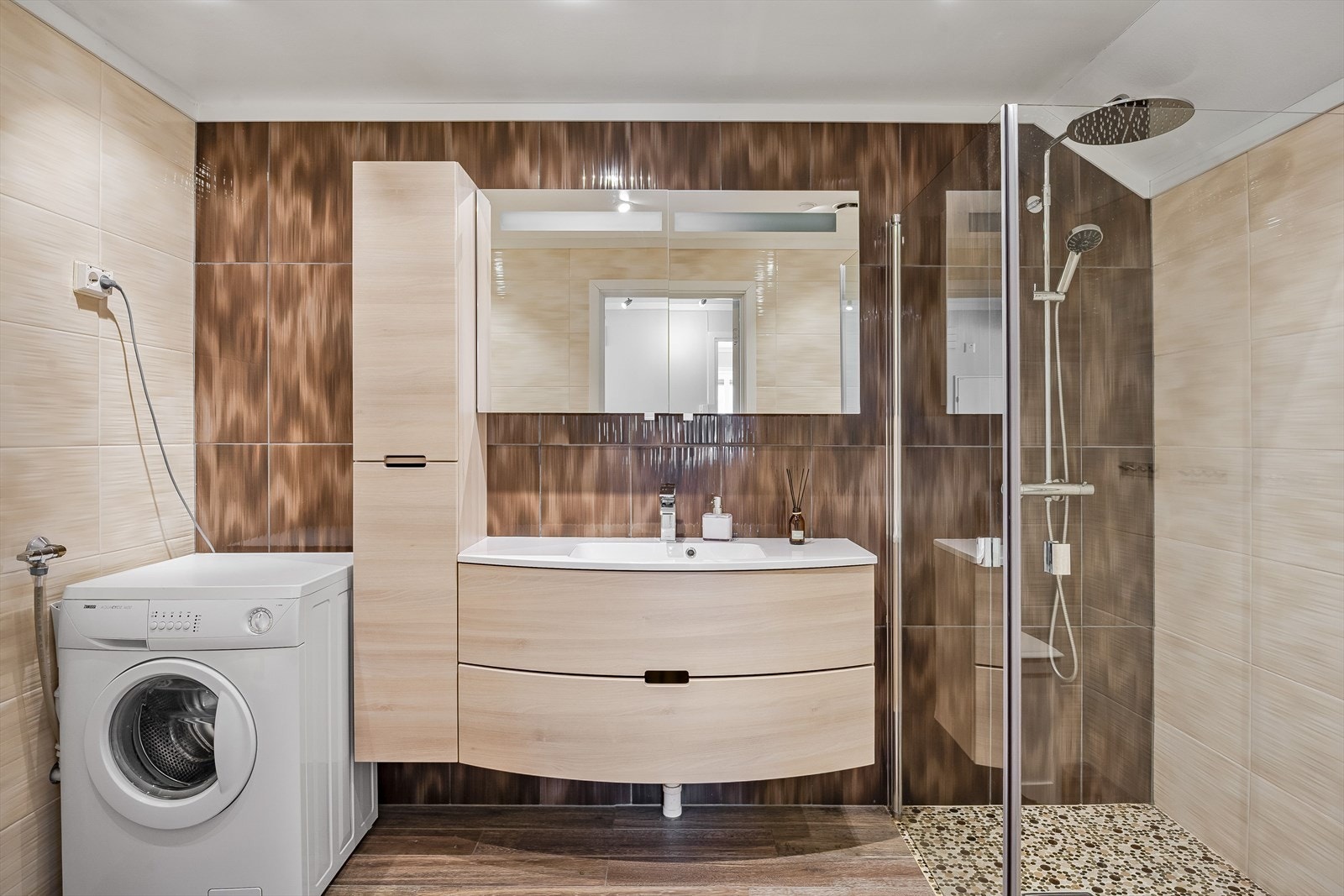 Leiligheten har et pent baderom som ble pusset opp i 2014. Flott baderomsinnredning med skuffer og heldekkende servant, speilskap med integrert belysning over, samt høyskap ved siden av. Galleribilde