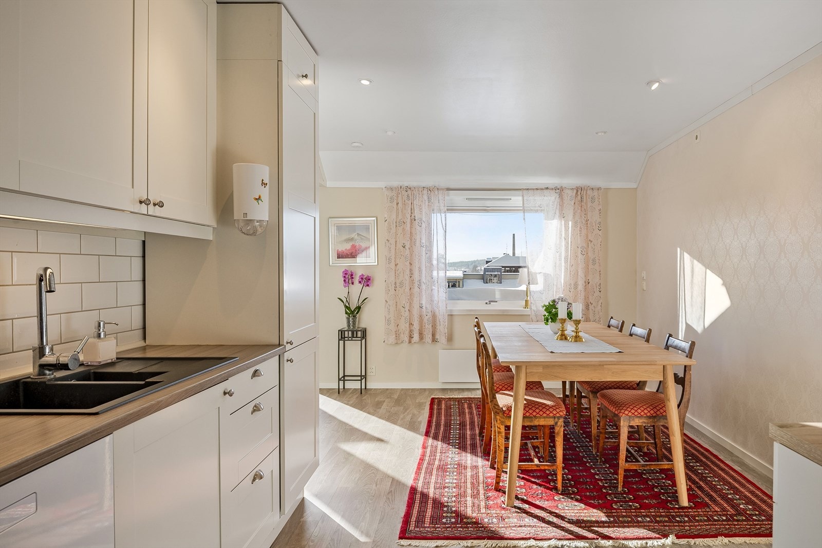 I tilknytning til kjøkkenet er det god plass til et stort spisebord som blir et naturlig samlingspunkt. Galleribilde