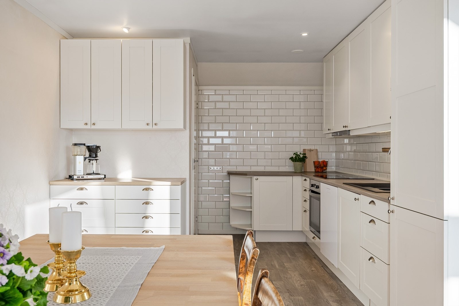 Lys og pen kjøkkeninnredning fra 2014 med god skap- og benkeplass. Kjøkkenet er fullt utstyrt med integrerte hvitevarer som medfølger i handelen. Galleribilde