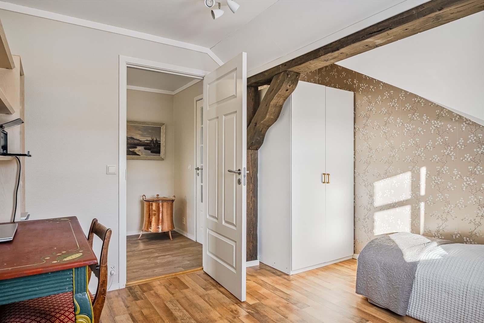 På soverommet er det plass til både seng og kontorpult, samt oppbevaringsplass i medfølgende garderobeskap. Galleribilde