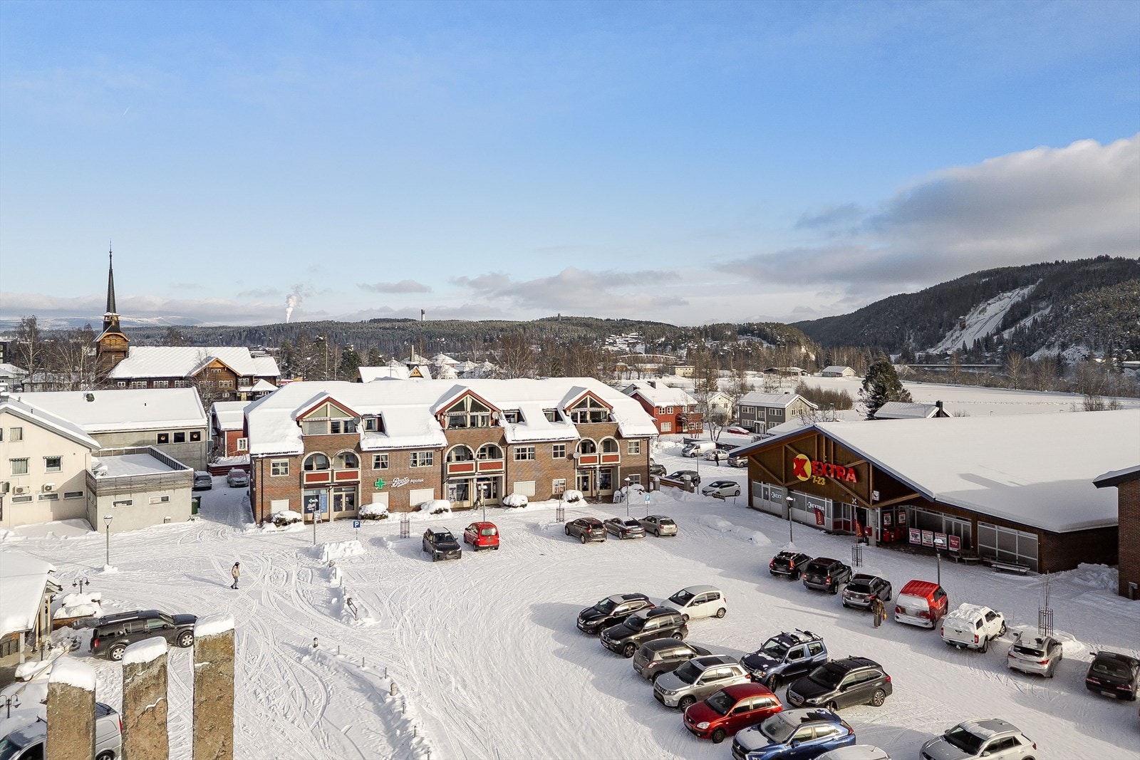 Fra leiligheten er det kun en liten biltur til flotte friluftsområder i skog og mark med bla. Birkebeinertraseen. I Birkenåsen finner du en av Norges fremste golfbaner og en familievennlig alpinanlegg. Galleribilde