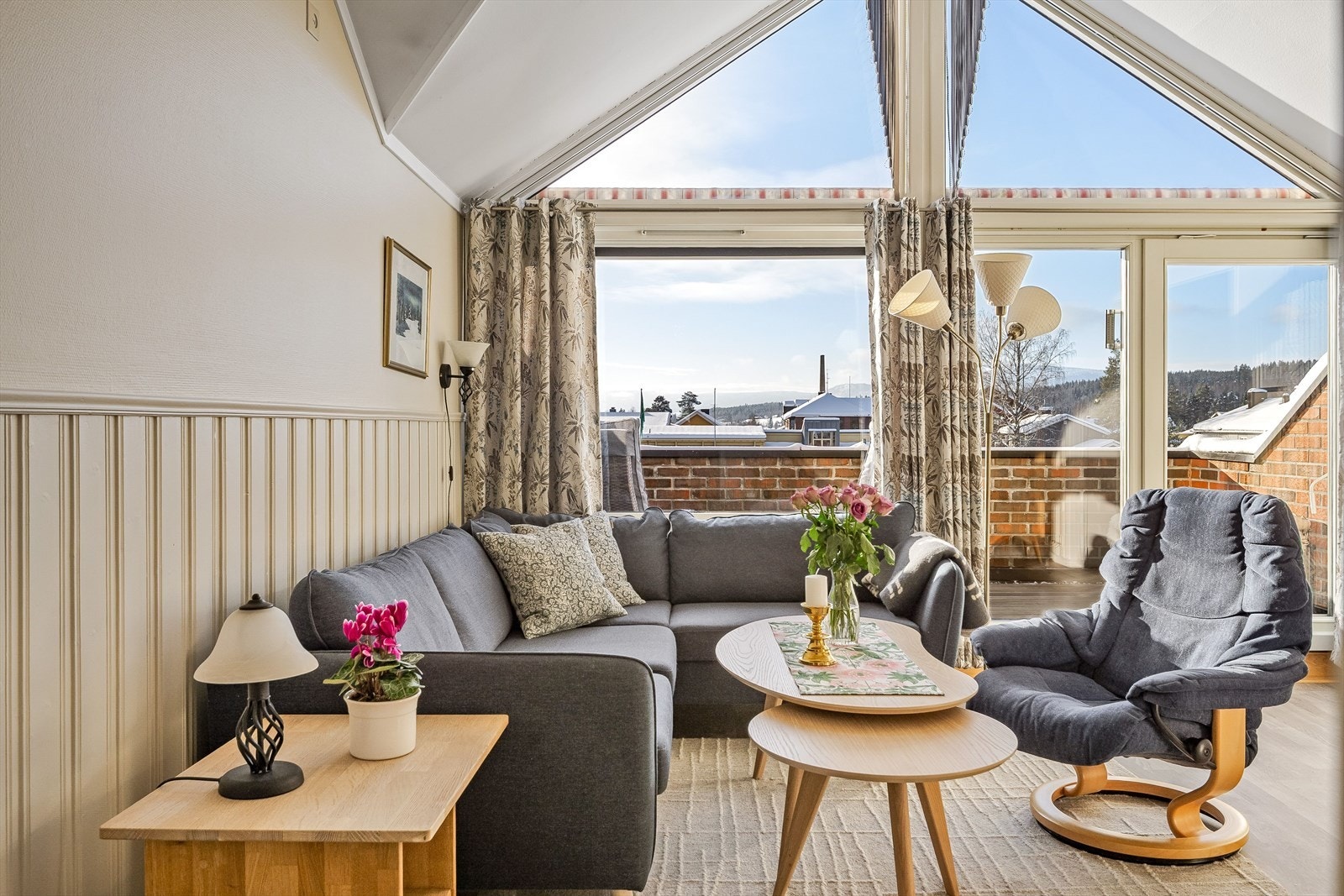 De store vindusflatene slipper inn rikelig med naturlig lys, samtidig som det ikke er innsyn. Galleribilde