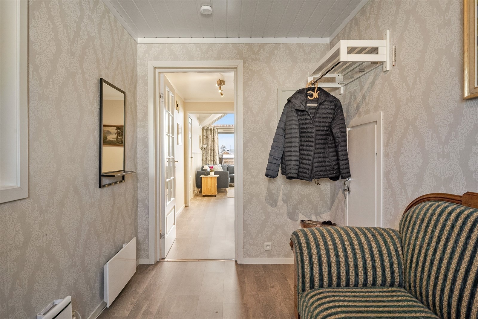 Du ønskes velkommen inn i en lys og innbydende entré som gir et godt førsteinntrykk. God plass til sko og oppheng av yttertøy, kommoder eller andre garderobeløsninger. Adkomst til langsgående kott med god lagringsplass. Galleribilde