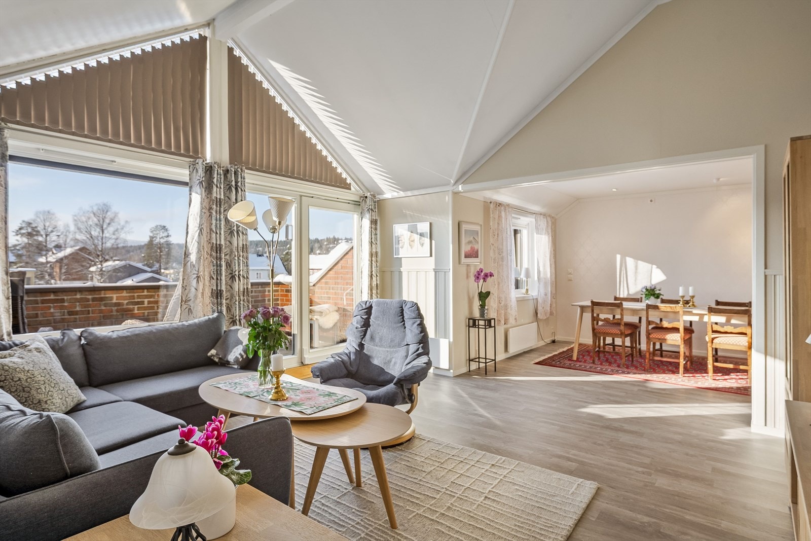 En lys og pen 3-roms selveiet toppleilighet med solrik sydvendt balkong og fin utsikt. Galleribilde