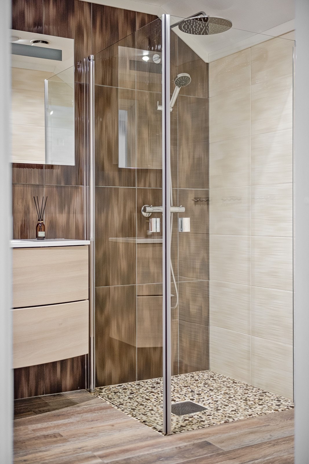 Baderommet er også utstyrt med dusjhjørne med innfellbare glassdører og både hånd- og regnfallsdusj, samt vegghengt toalett. Galleribilde