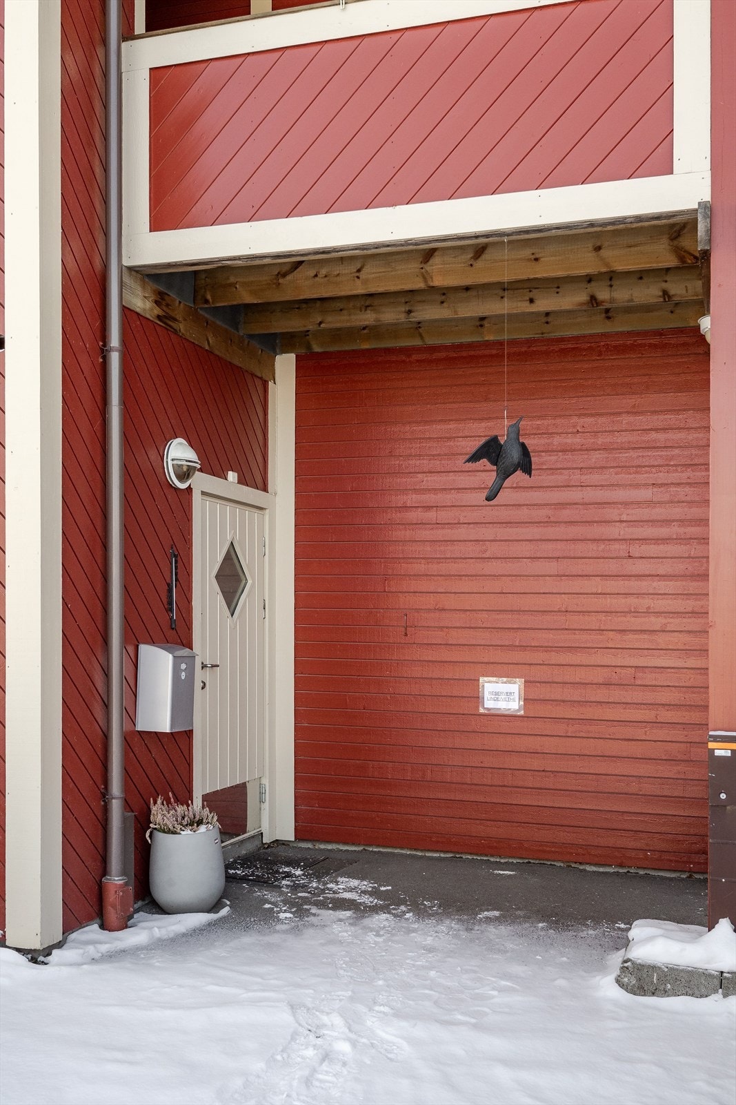 Det er to mulige adkomster til leiligheten. Via inngangsdør (bilde) og trapper opp til leiligheten. Via hovedinngang og heis opp til 2. etasje, videre gå via svalgangen og ta trappen opp siste etasjen. Galleribilde