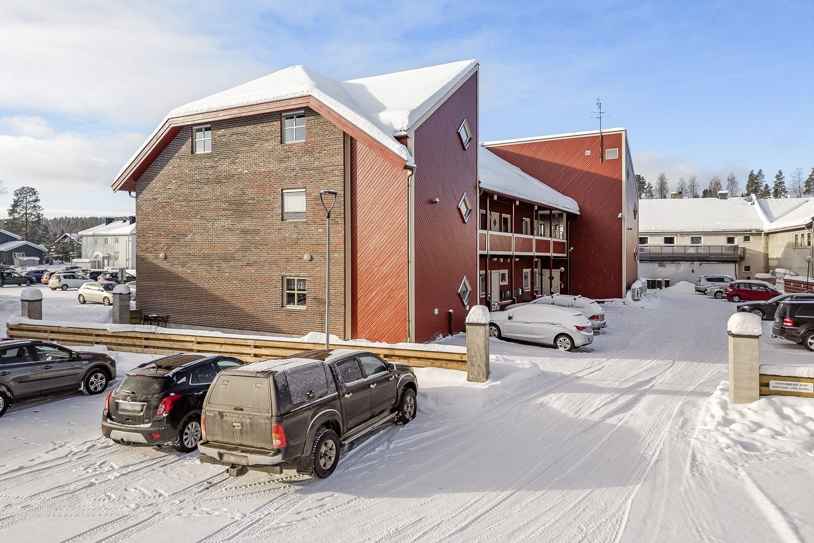 Utendørs parkeringsplass med mulighet for motorvarmer. Elbil-lading er under planlegging. Galleribilde