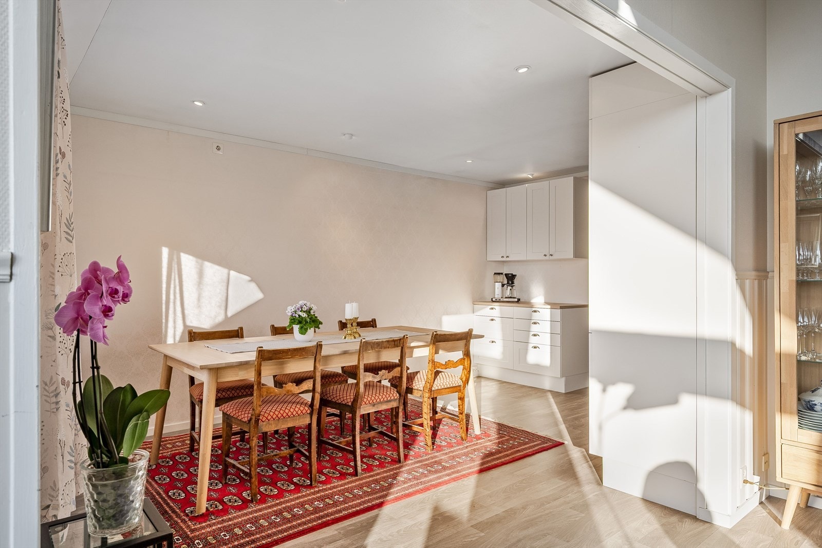 Kjøkkenet ligger i en fin delvis åpen løsning med stuen, naturlig tilbaketrukket, men likevel åpent og sosialt. Galleribilde