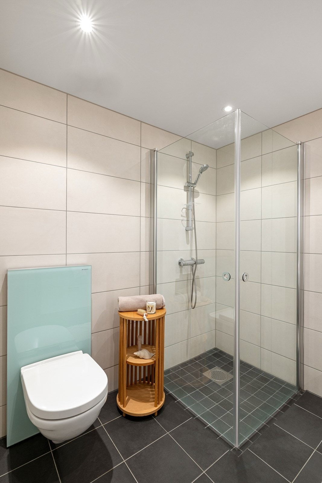 - Vegghengt toalett og en praktisk dusjsone med en stilren løsning - Galleribilde