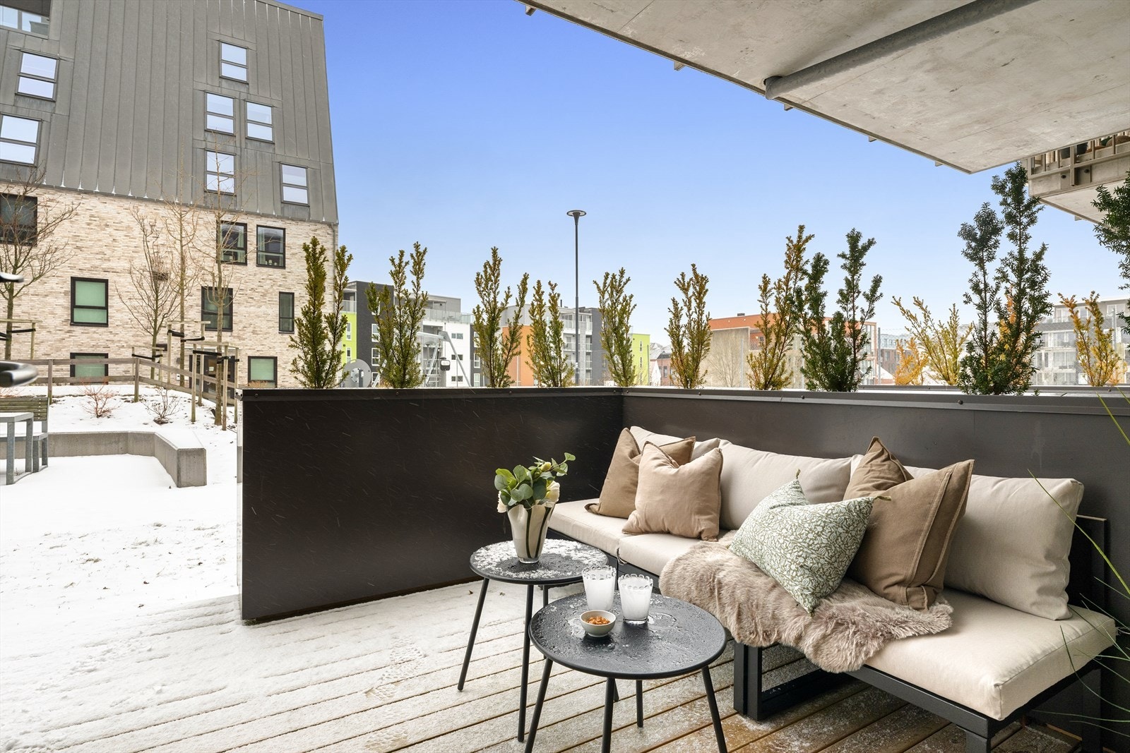 - Fra stuen er det utgang til markterrasse med god plass til utemøbler - Galleribilde