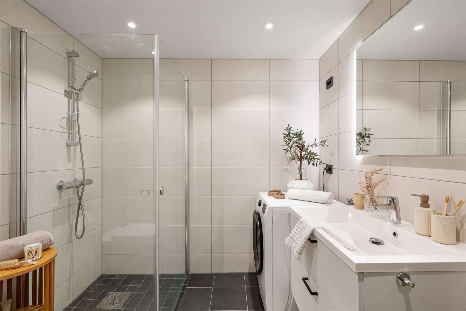 - Delikat og moderne bad med vannbåren gulvvarme som gir god komfort - Galleribilde