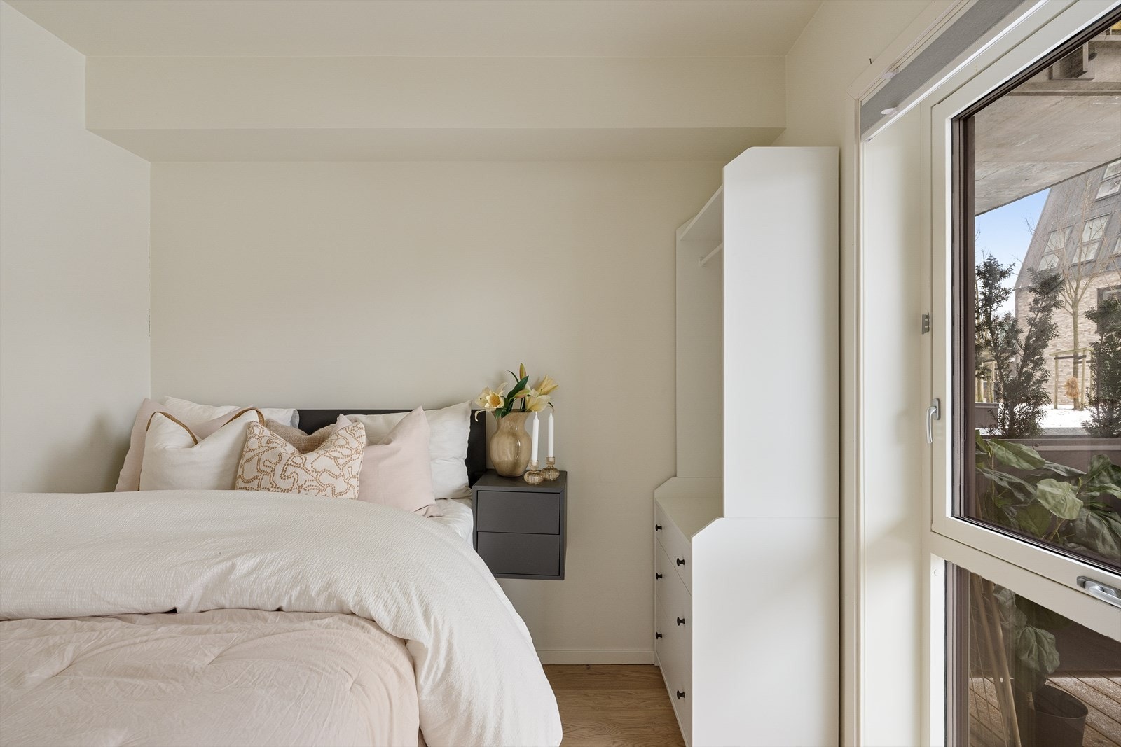 - Soverommet har store vinduer som slipper inn rikelig med naturlig lys - Galleribilde