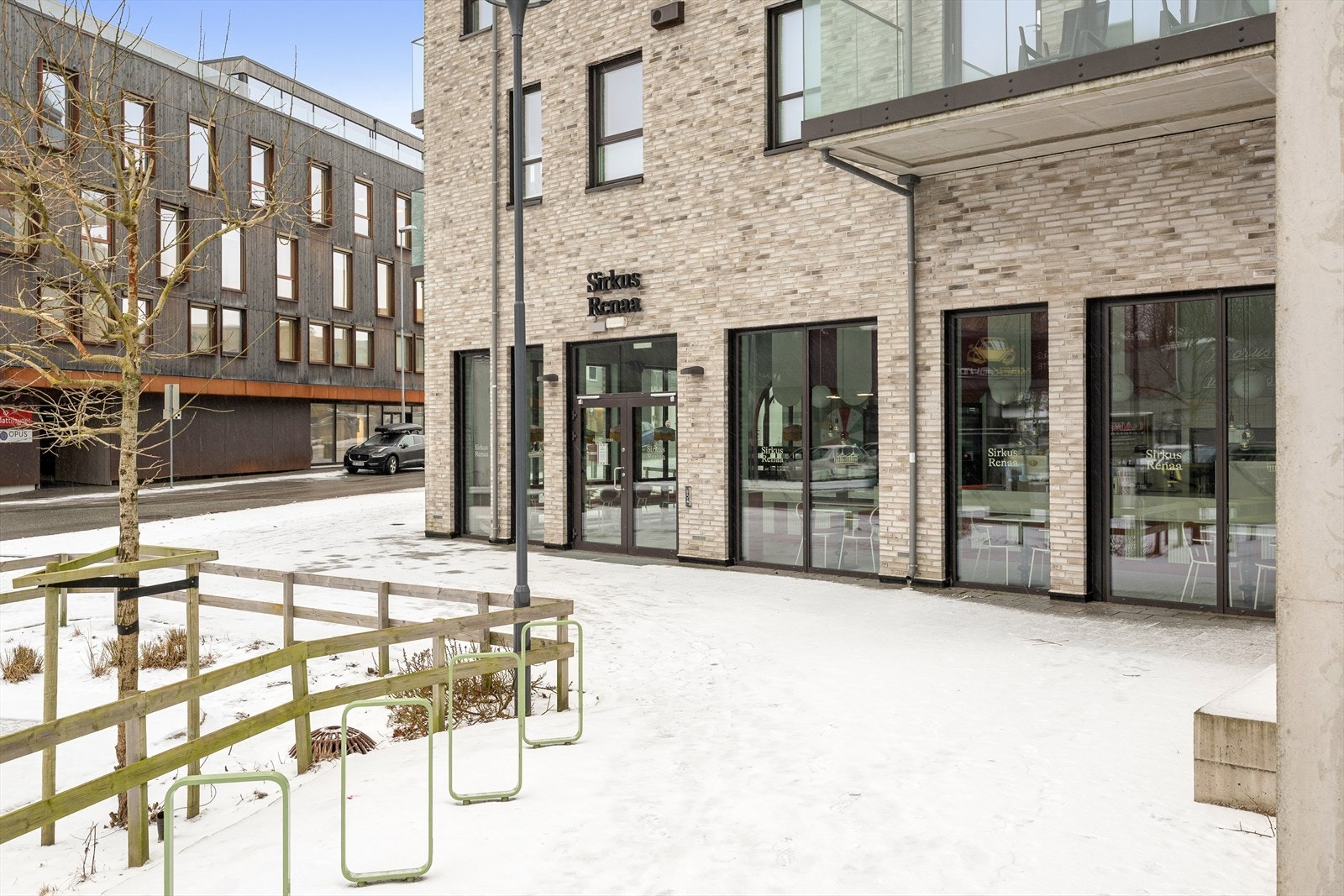 - Restauranter, kaféer, butikker og servicetilbud finnes i umiddelbar nærhet - Galleribilde