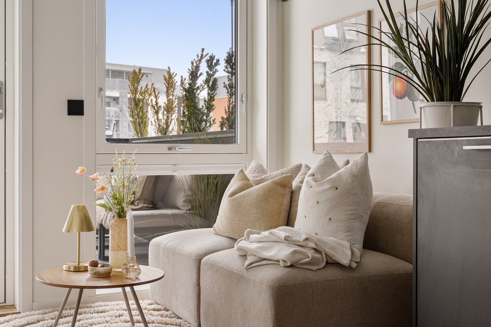 - Moderne og lys stue med gjennomgående god standard og stilrene overflater - Galleribilde