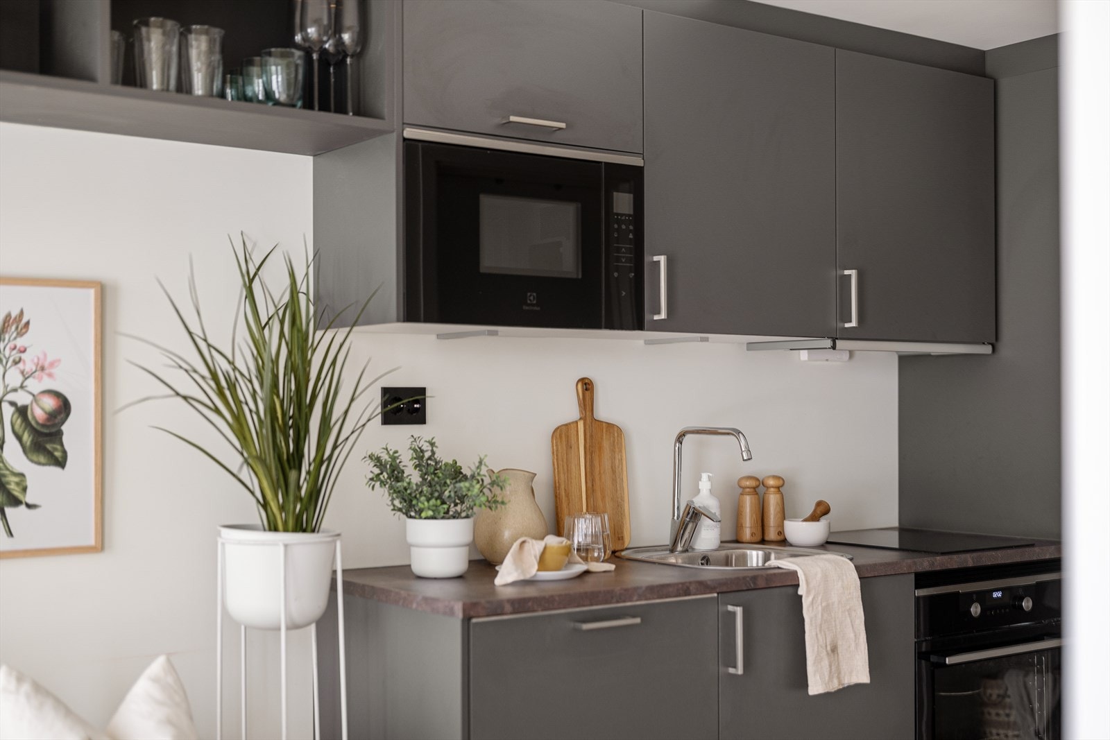 - Det er integrerte hvitevarer som koketopp, stekeovn, mikrobølgeovn, oppvaskmaskin og kjøl/frys - Galleribilde