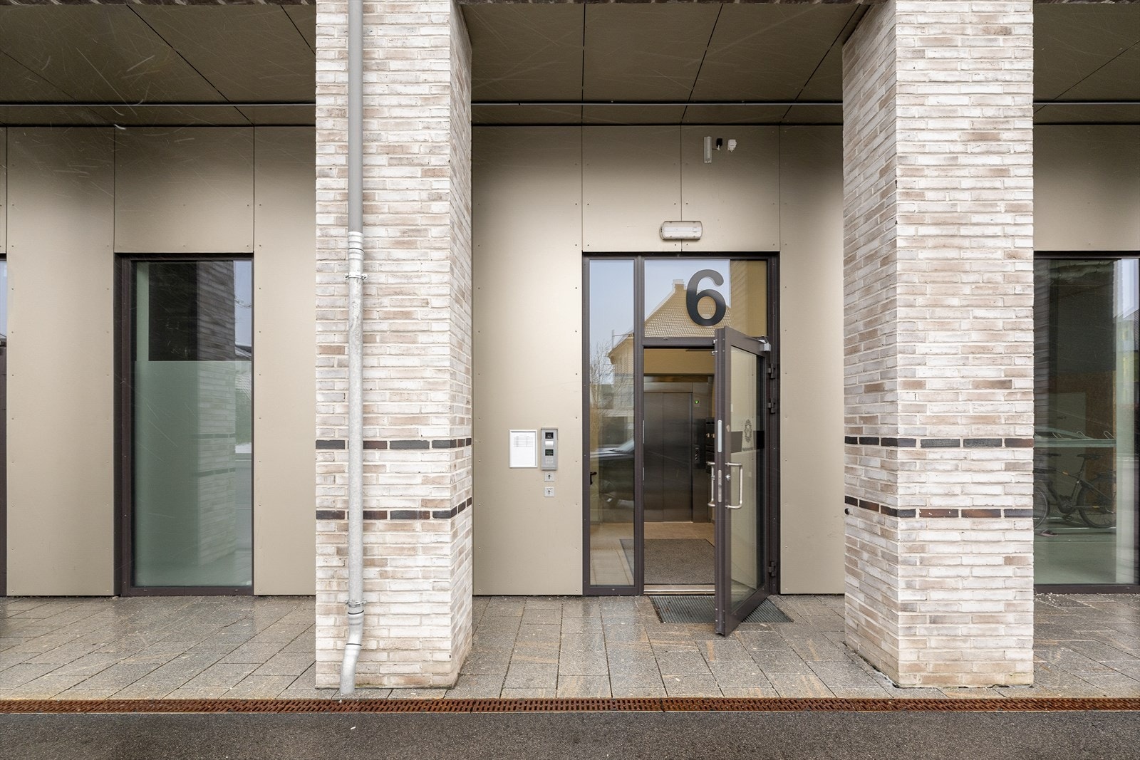 - Borettslaget tilbyr attraktive fellesfasiliteter som heis og trappeoppgang, atrium og uteområde, samt gjesterom med bad, takterrasse og fellesrom med kjøkkenkrok i 5. etasje i Mølletårnet - Galleribilde