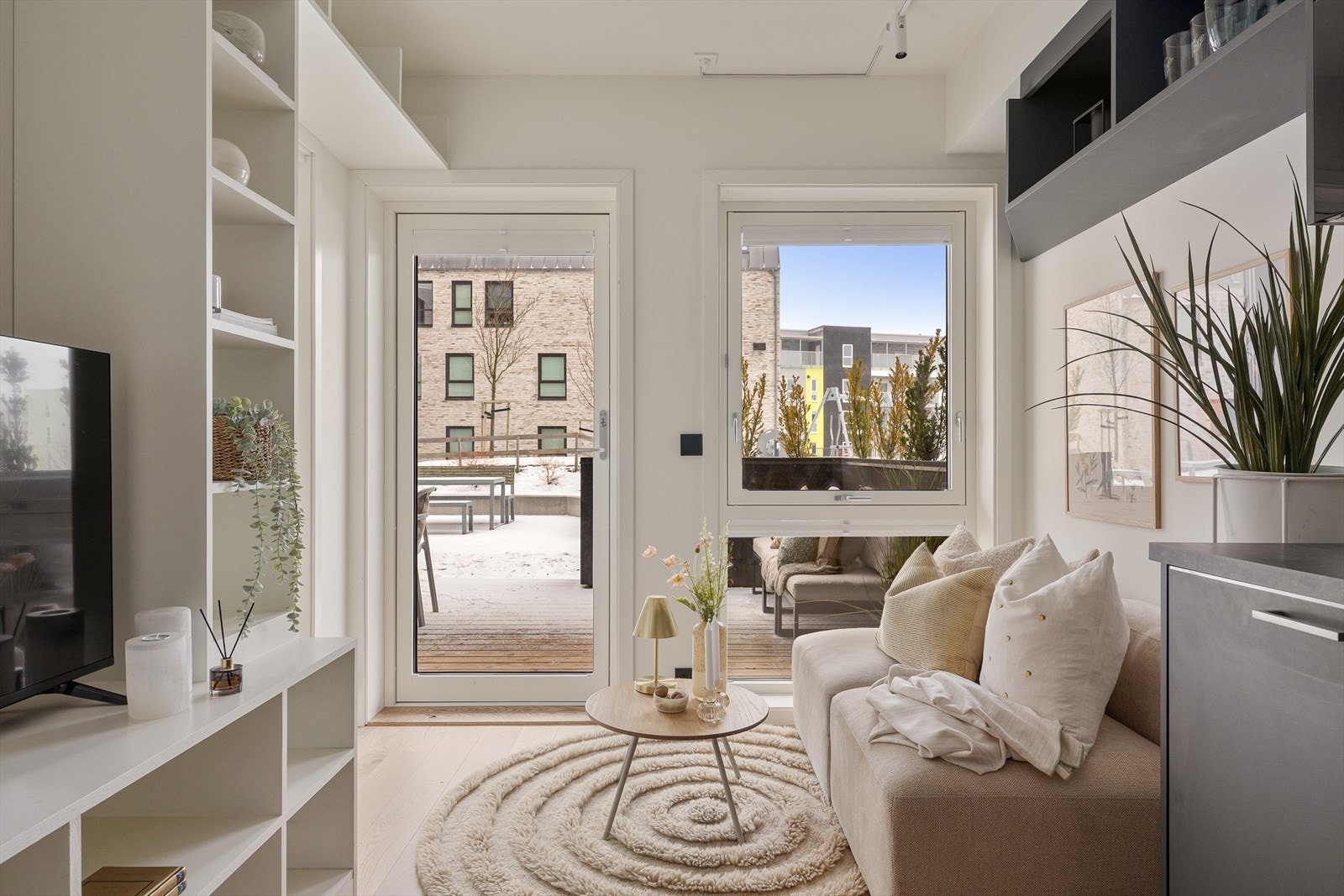 - Leiligheten ligger i byggets 2. etasje men med markterrasse ut mot opparbeidet fellesområde - Galleribilde