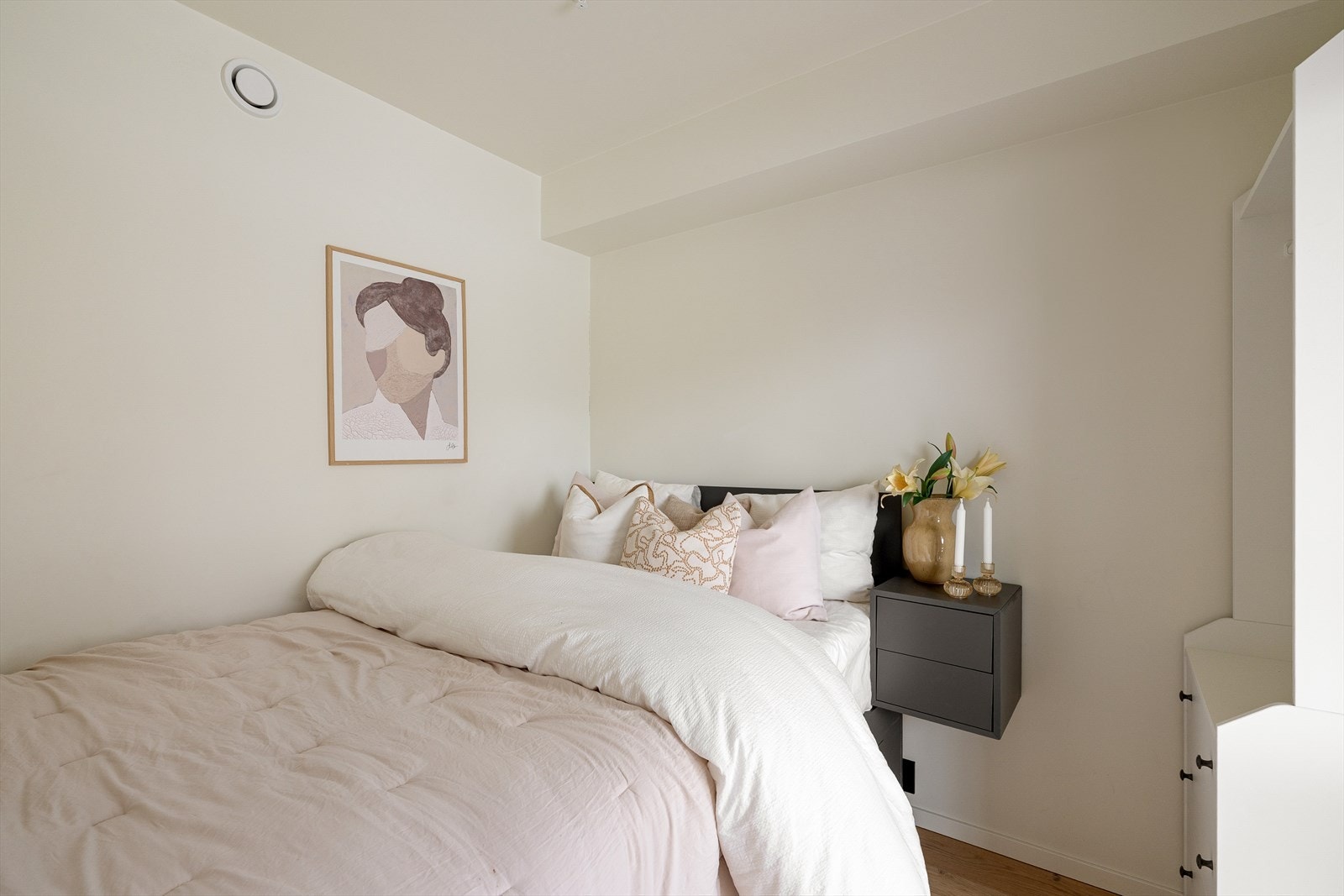 - Praktisk soverom med plass til seng og garderobeløsning - Galleribilde