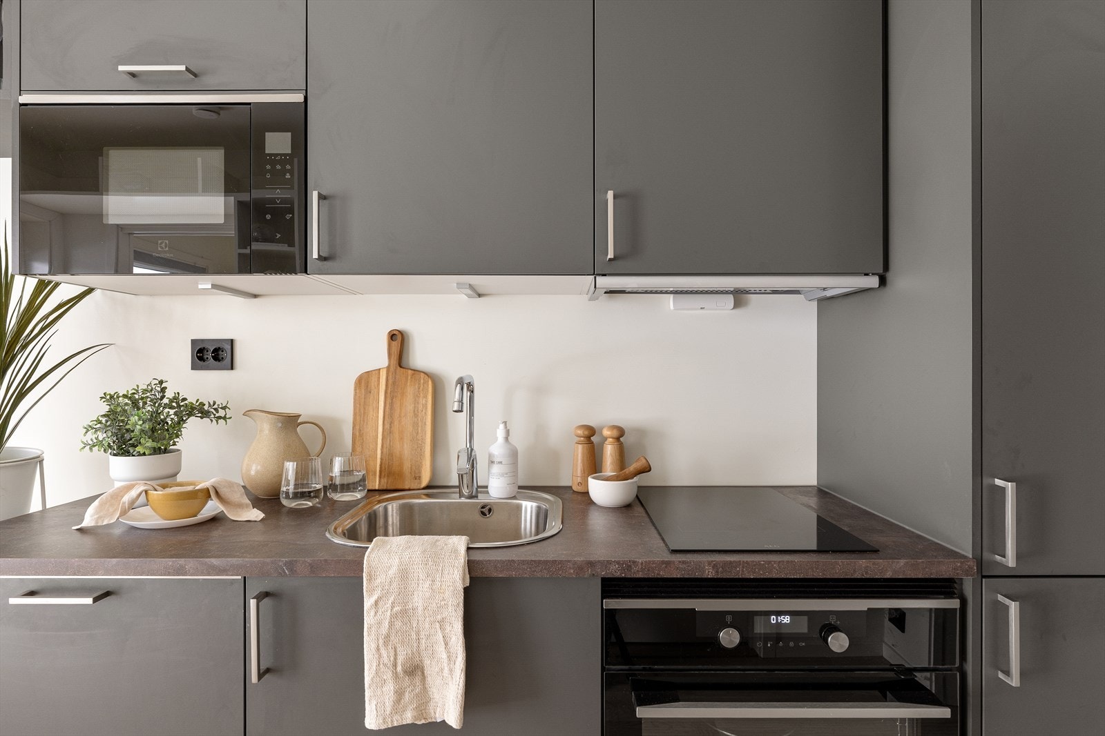 - Benkeplate av laminat med nedfelt vask - Galleribilde