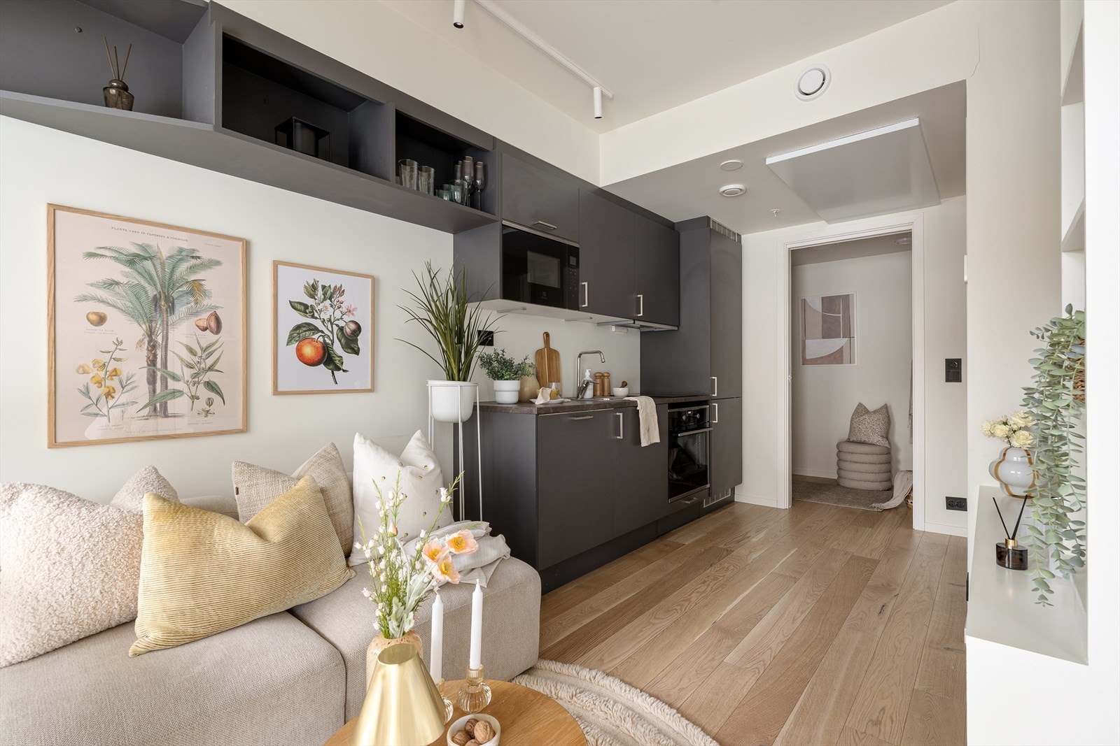 - Kjøkkenet har innredning med slette fronter og integrerte hvitevarer - Galleribilde