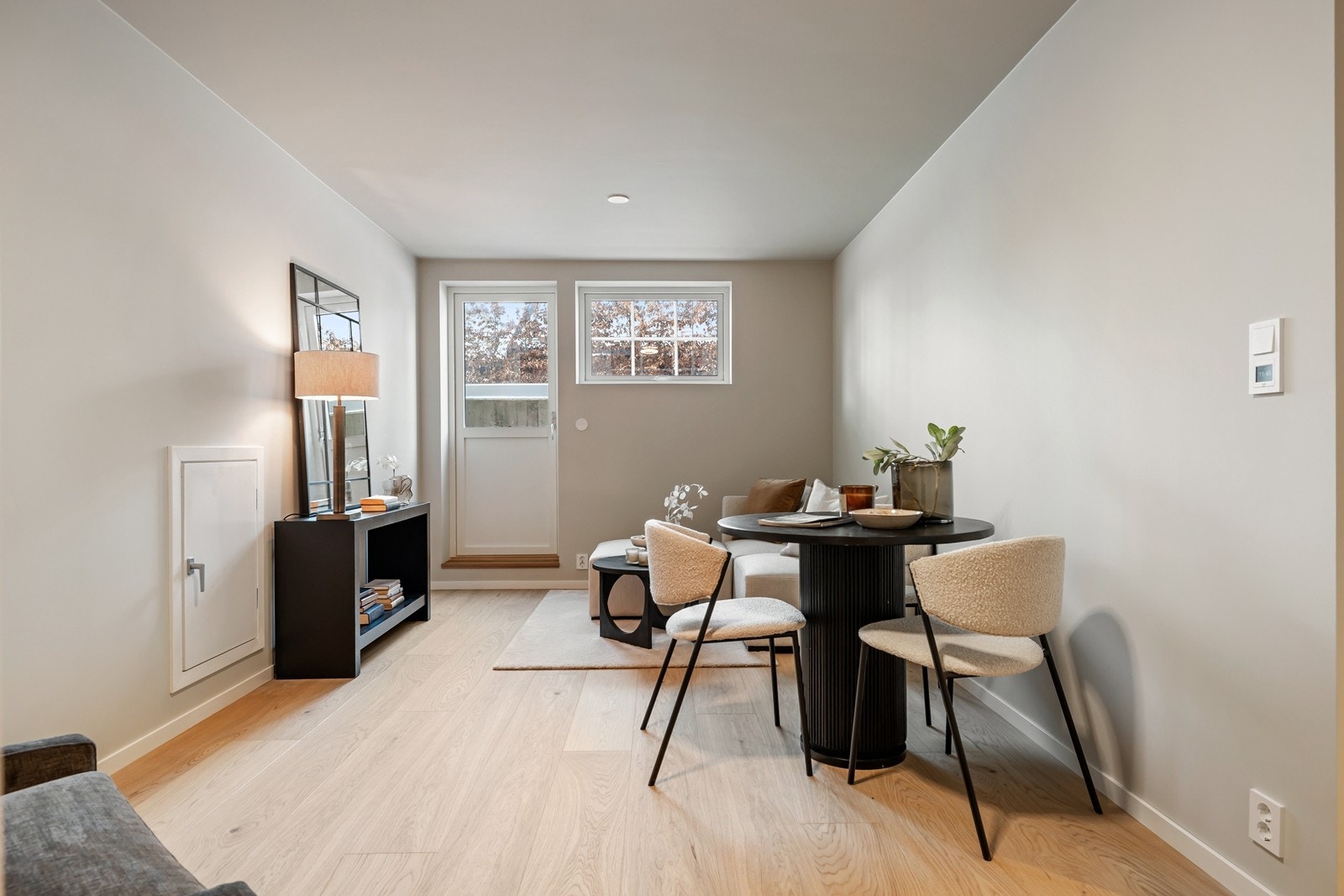 Kjellerstue med 1-stavs parkett med varmekabler og egen utgang via utvendig kjellertrapp. Det er tilrettelagt for å evt. etablere hybel i dette rommet med det tilliggende badet Galleribilde