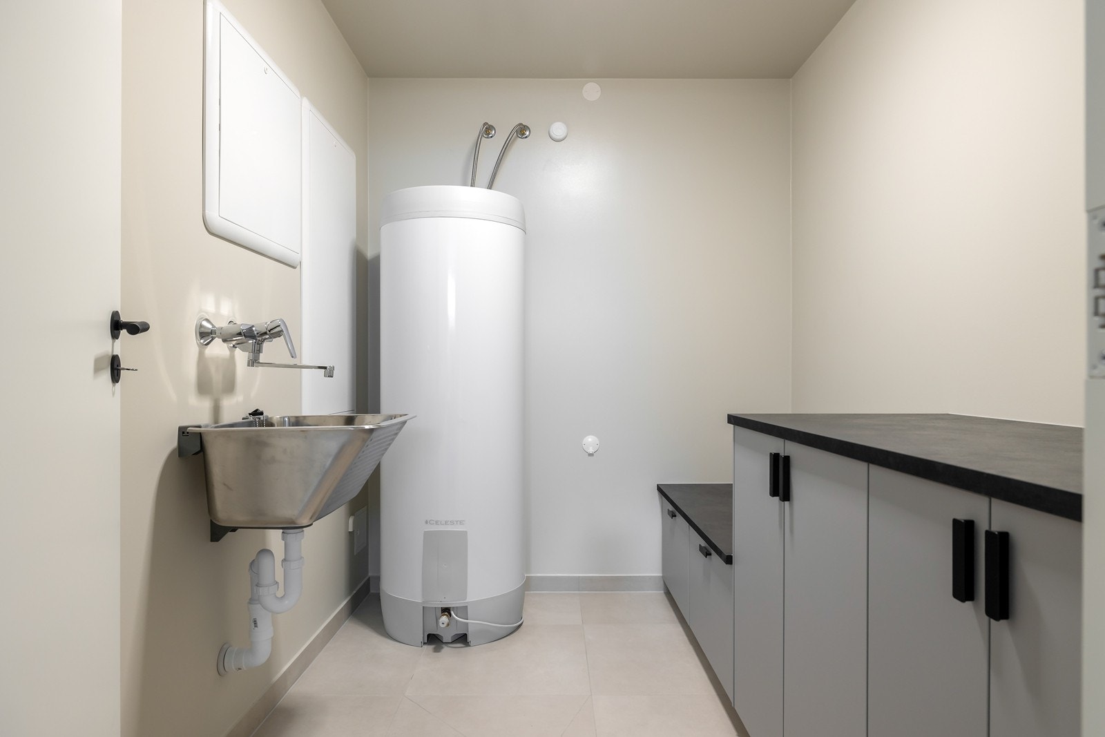 Eget praktisk vaskerom med gulvfliser med varmekabler. Ny praktisk skapinnredning med opplegg for både vaskemaskin og tørketrommel oppå innredning. Ny stor varmtvannsbereder på 300 liter Galleribilde