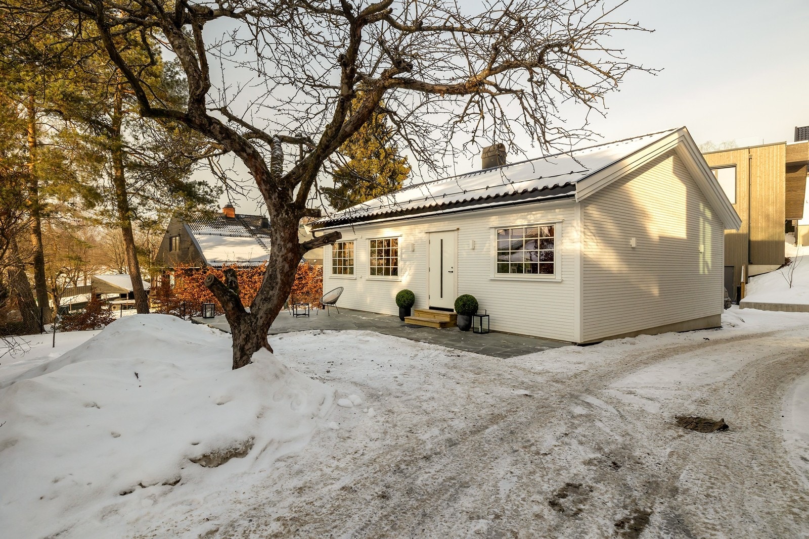 Det er bl.a. lagt nytt yttertak og ny panel, samt at det er nye vinduer og ytterdøre Galleribilde