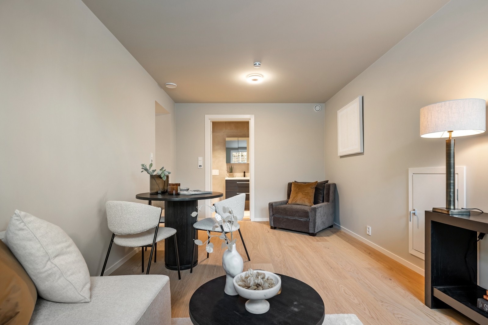 Det er lagt røropplegg for vann- og avløp mot veggen til badet for evt. montering av hybelkjøkken. (Det må trekkes noe mere strøm ved evt. etablering av hybelkjøkken) Galleribilde