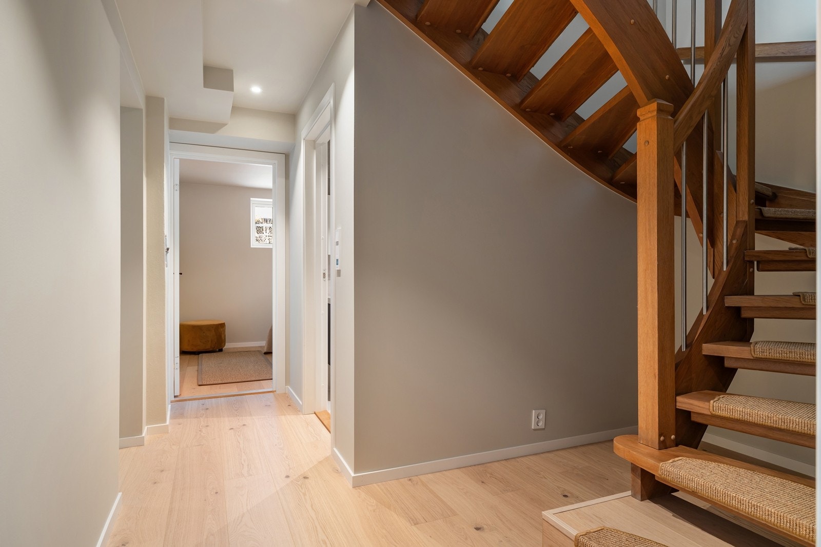 Trappegang med 1-stavs parkett med gulvvarme og downlights i himling (det er ikke lagt gulvvarme i sonen under trappen) Galleribilde