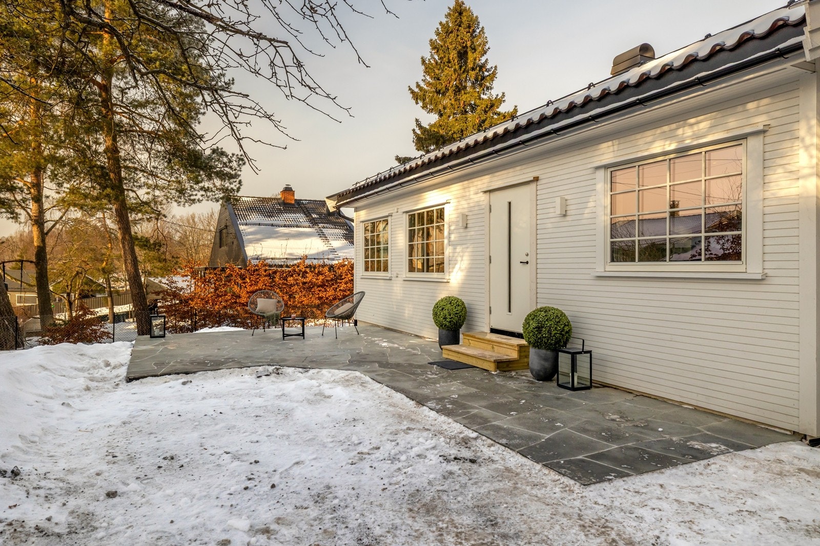 Vestvendt terrasse ved inngangspartiet Galleribilde