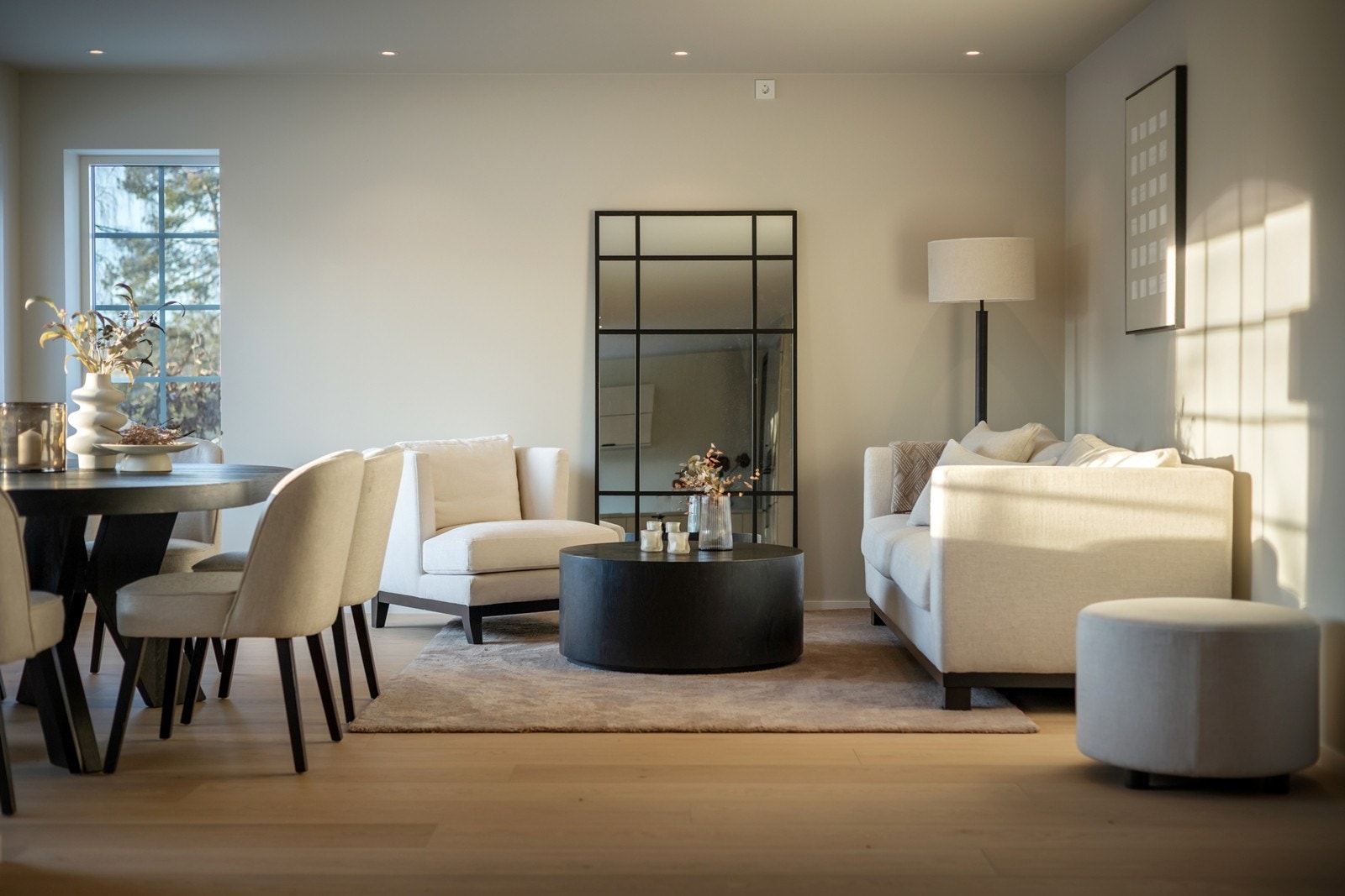 I 2025/2026 har boligen gjennomgått en større ombygging og oppussing, både utvendig og innvendig. Overflater er holdt i lyse og varme farger kombinert med et moderne interiør, med gjennomtenkte løsninger der lite er overlatt til tilfeldighetene Galleribilde