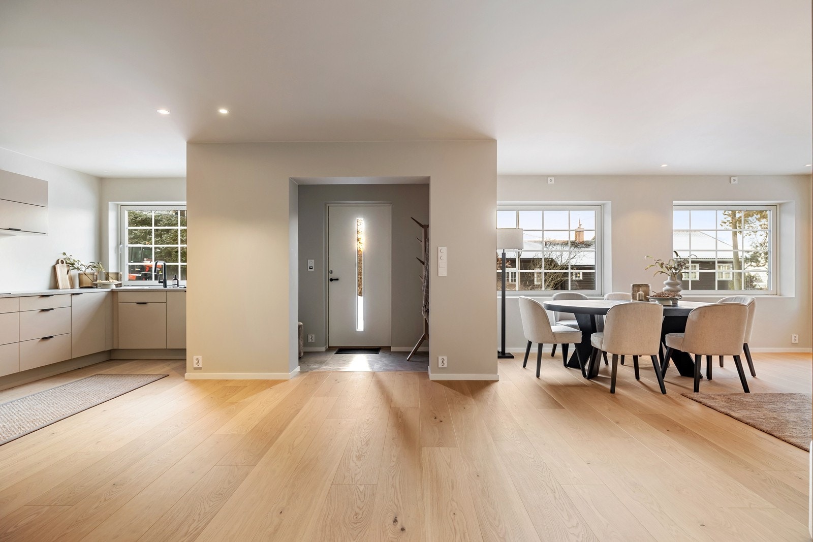 Stuen/spisestuen/kjøkkenet ligger i åpen løsning og er skreddersydd for både hverdagsliv og sosiale sammenkomster. Rikelig med vindusflater mot vest slipper inn godt med naturlig lys, samtidig som de gir utsyn til terrassen og hagen Galleribilde