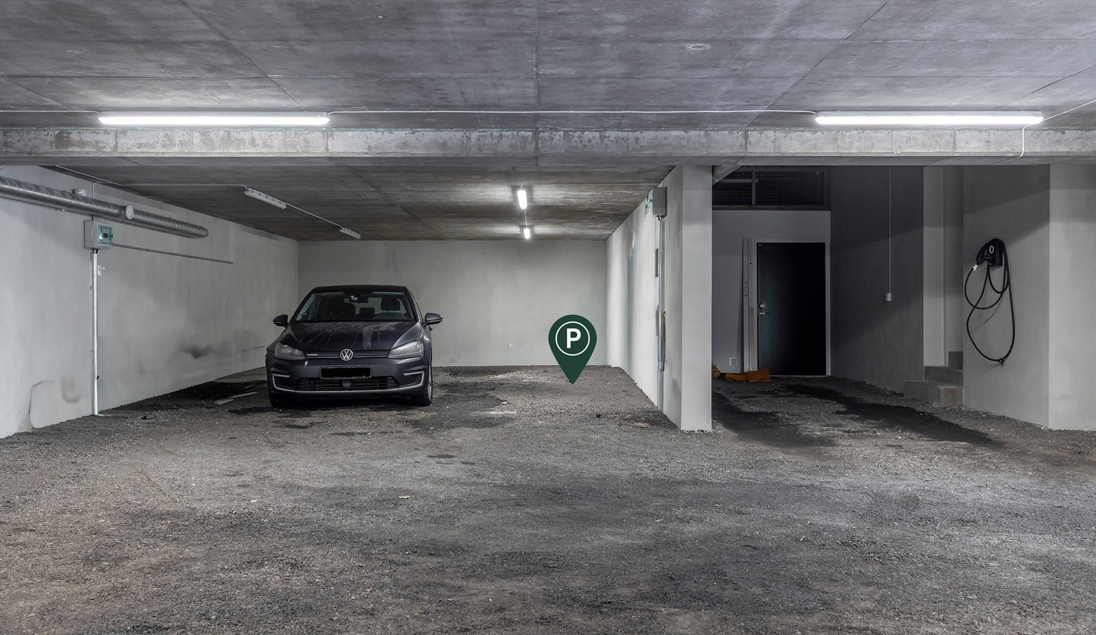 Boligen disonerer 2 garasjeplasser etter hverandre i nyoppført felles garasjeanlegg med elektrisk garasjeport. Det er lagt trekkerør for evt elbillader. Anlegget vil bli asfaltert i nær fremtid. Det er også utvendig biloppstillingsplass foran huset Galleribilde