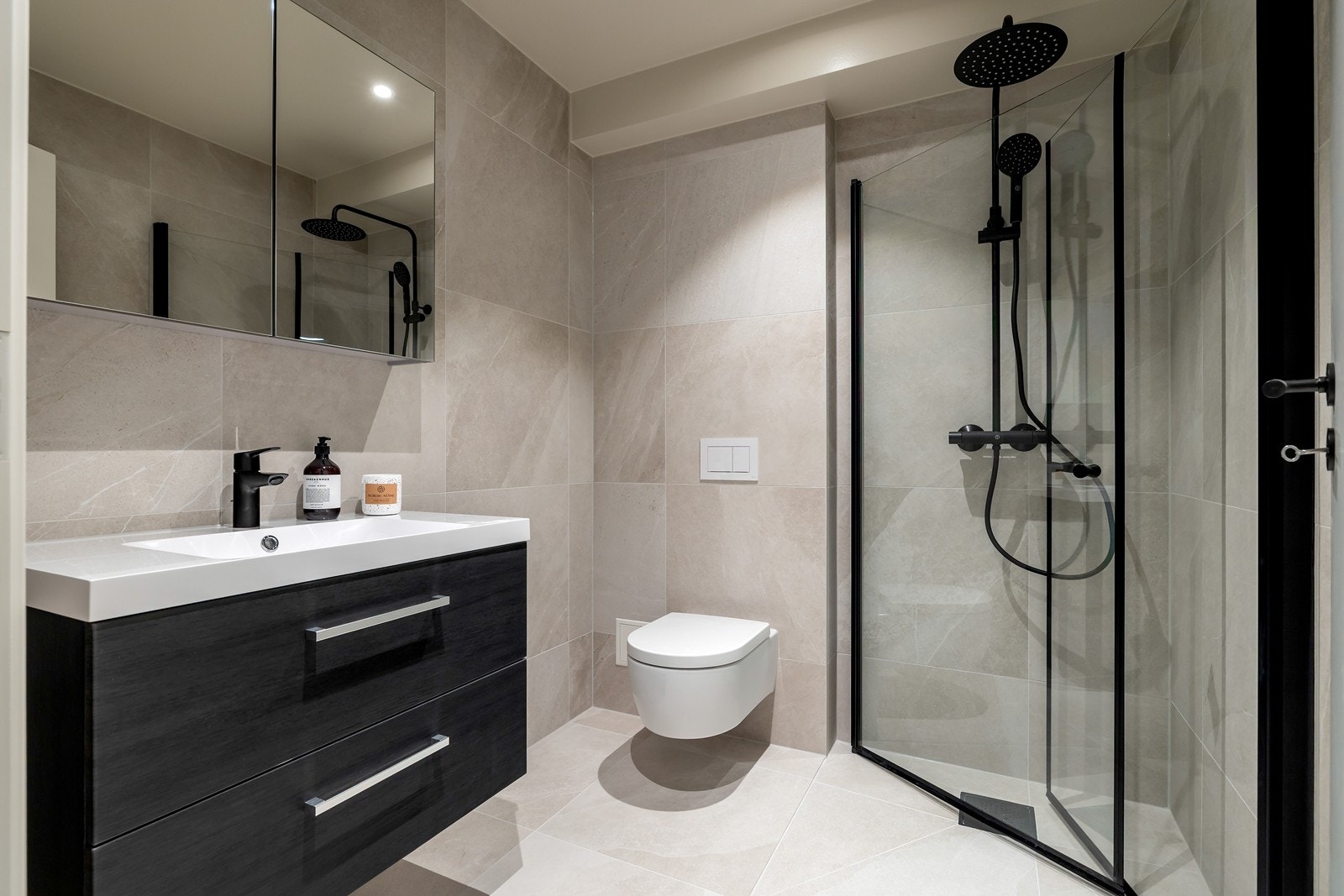 Badet i tilknytning til trappegangen er også nyoppusset i 2025/26. Varmekabler og downlights i himling Galleribilde