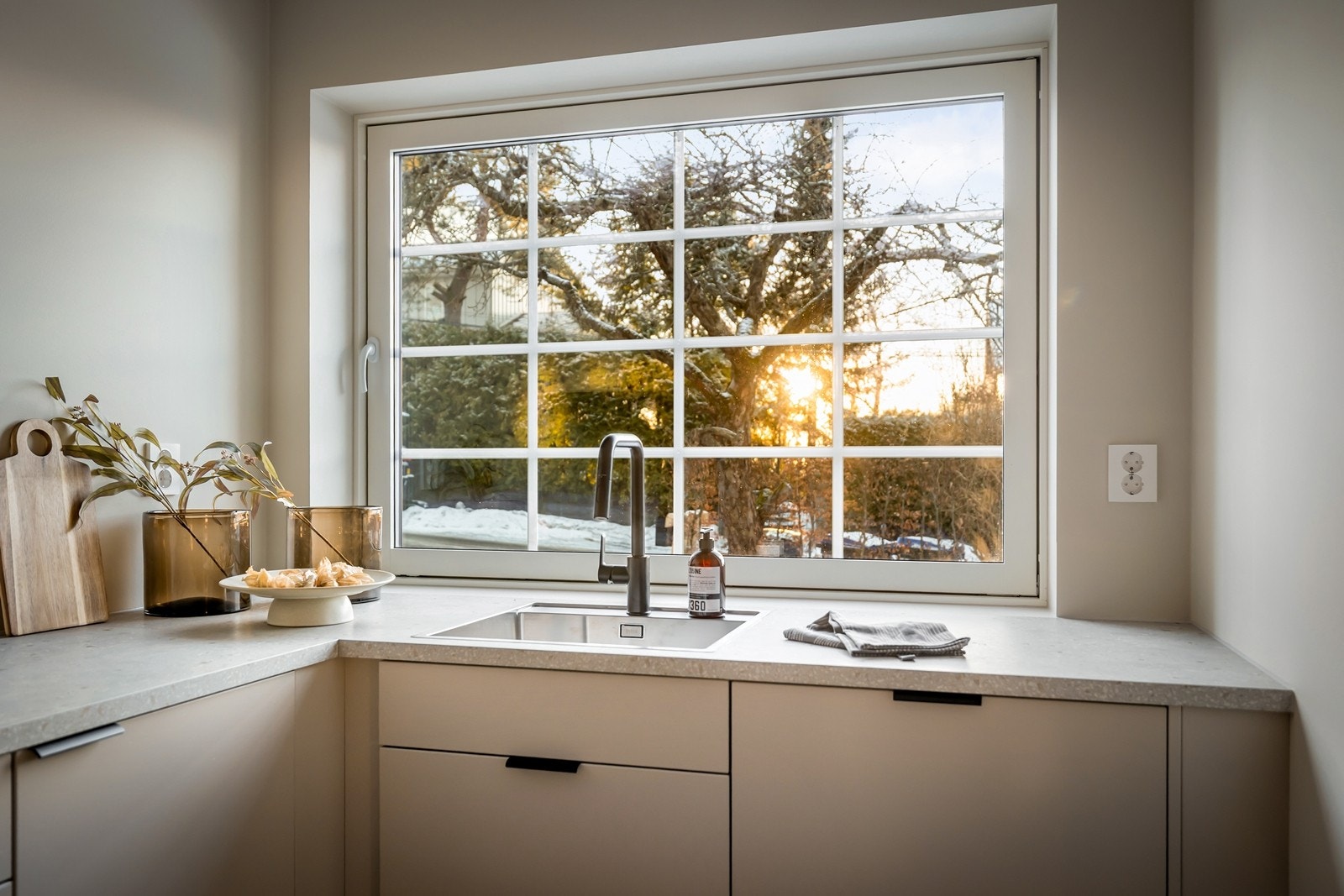 Vestvendt vindu med fint lysinnslipp også på kjøkkenet Galleribilde
