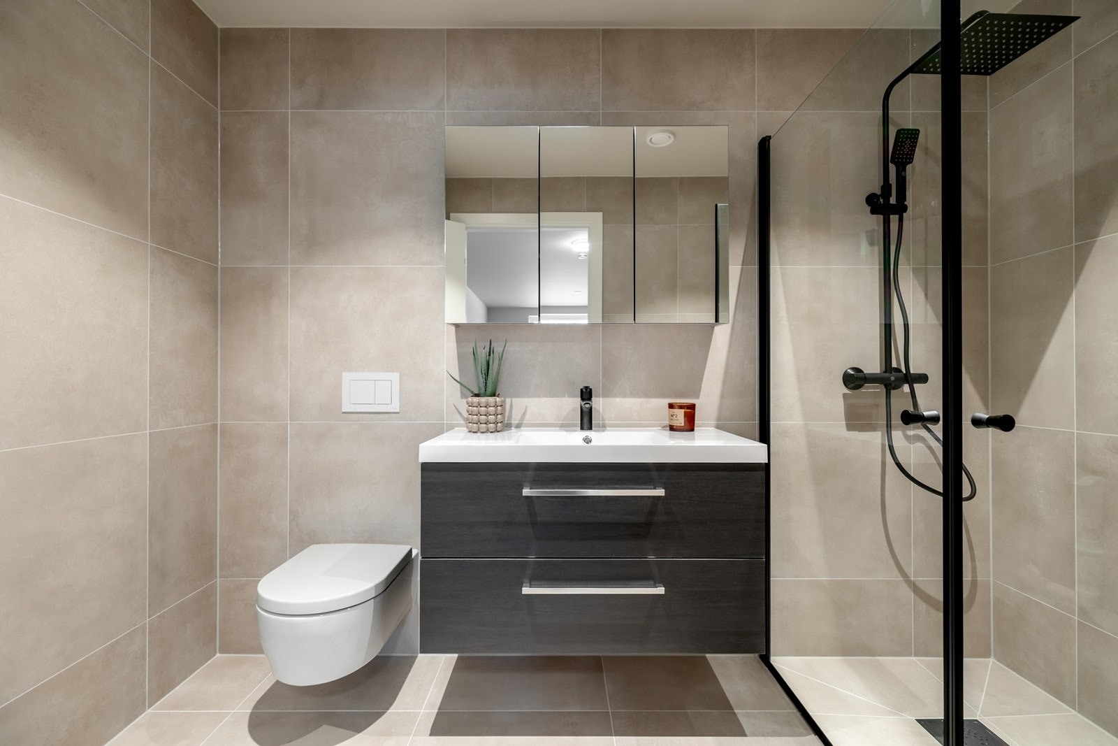 Badet i tilknytning til kjellerstuen er nyoppusset i 2025/26. Varmekabler i gulvet og downlights i himling Galleribilde