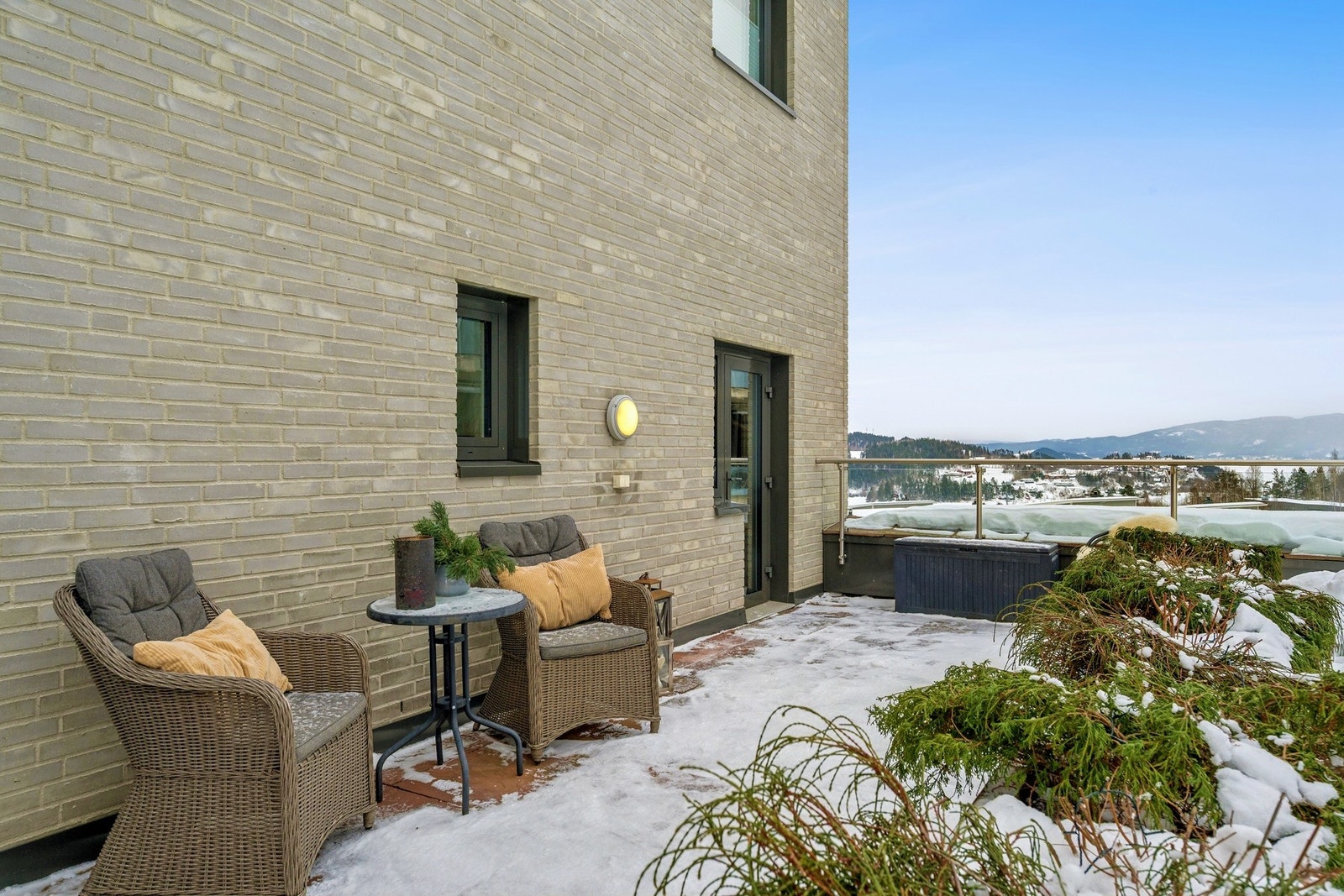 Denne leiligheten har noe så unikt som stor flott balkong med nydelig utsikt over Tyrifjorden - samt egen lun uteplass på baksiden. Galleribilde