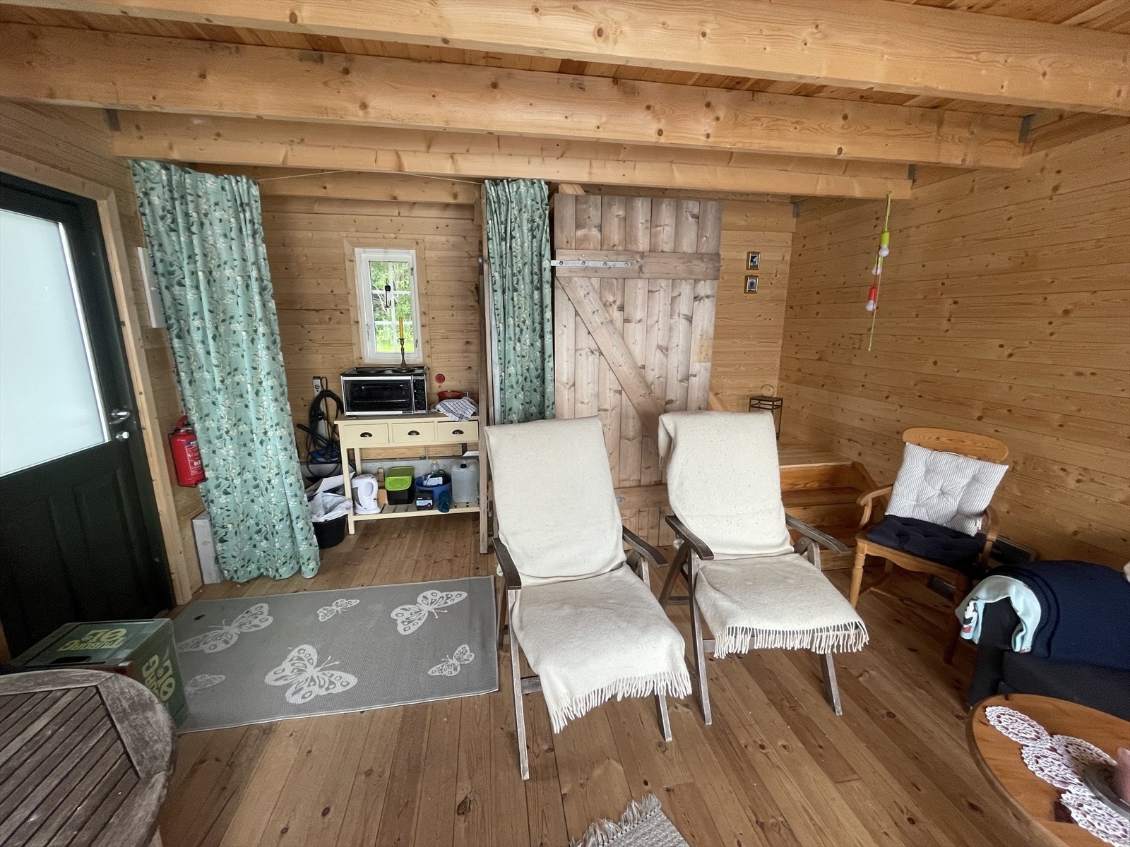 Det presiseres at dette er et naust og er ikke godkjent som fritidsbolig (selgers bilde) Galleribilde